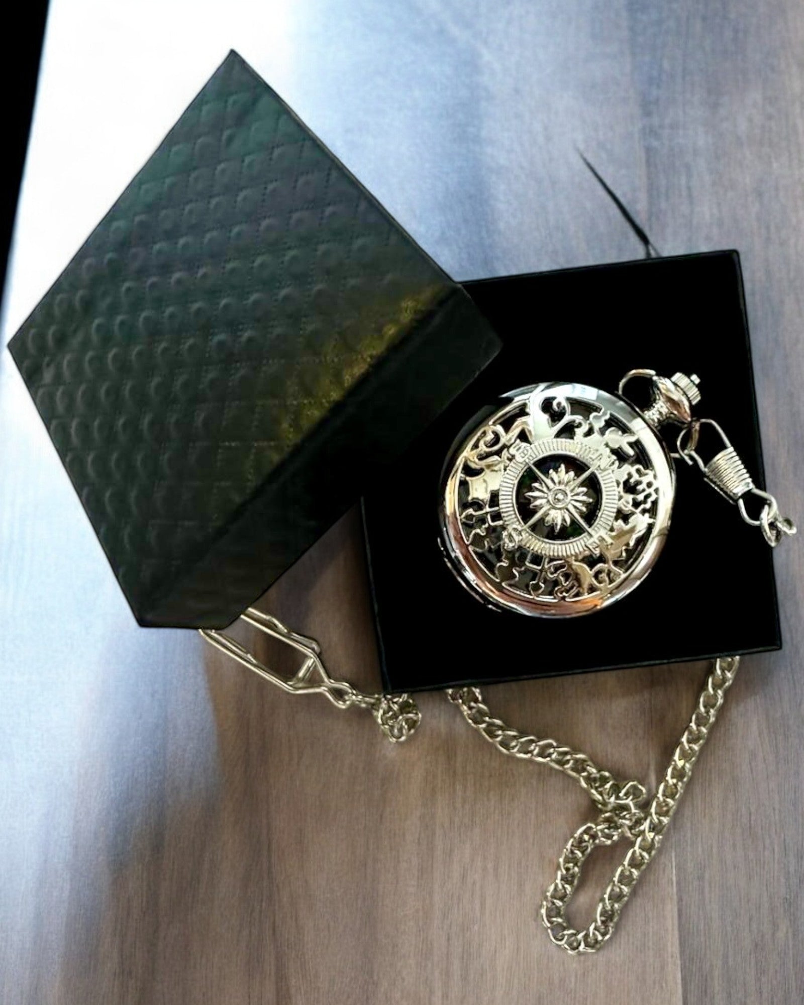 Bussola Tascabile Argento in Stile Retrò con Motivo Trafitto – Elegante e Pratica. Incisione