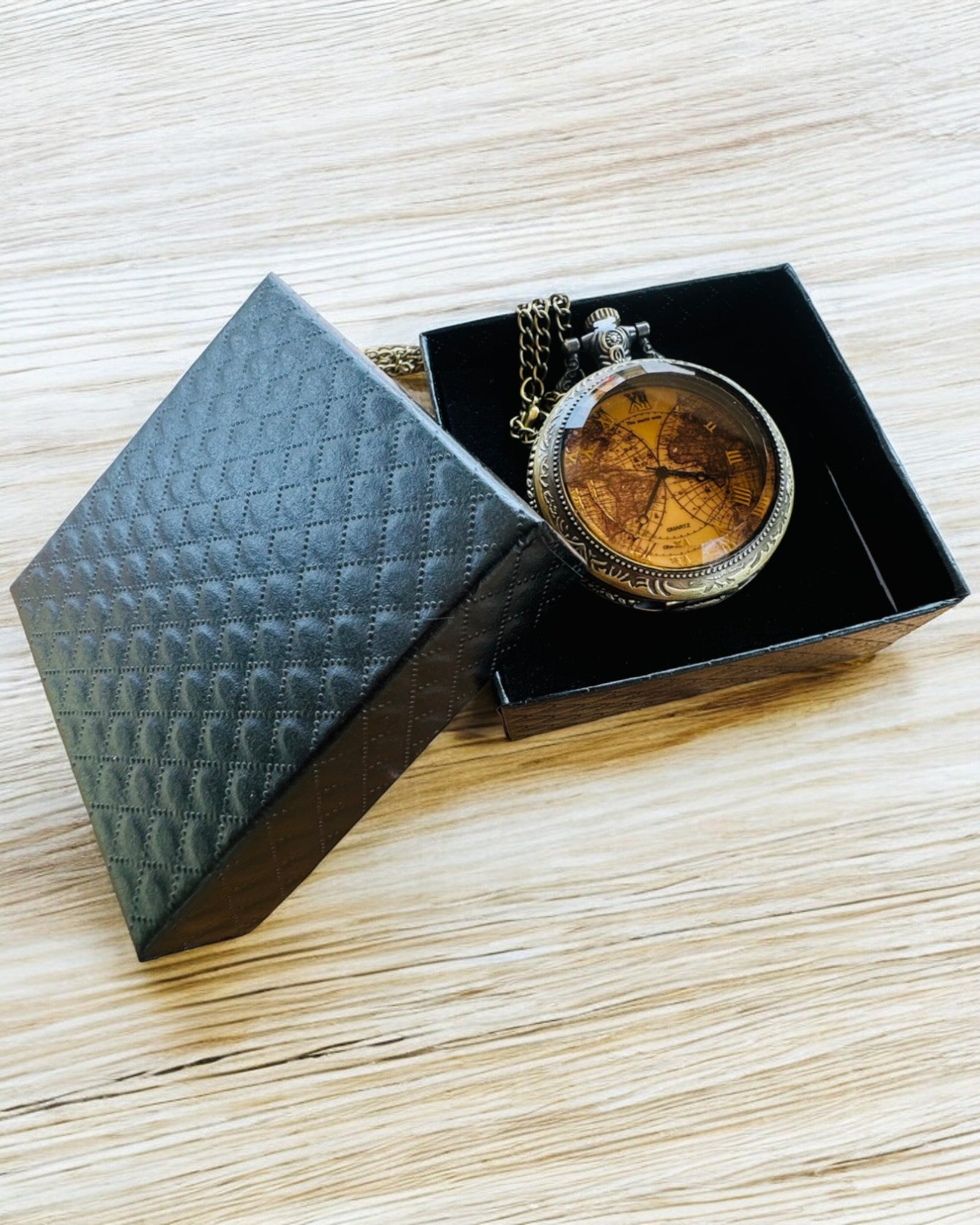 Orologio da Tasca Classico al Quarzo con Mappa del Mondo – Ciondolo con Catena in Stile Vintage per Lei e per Lui, incisione
