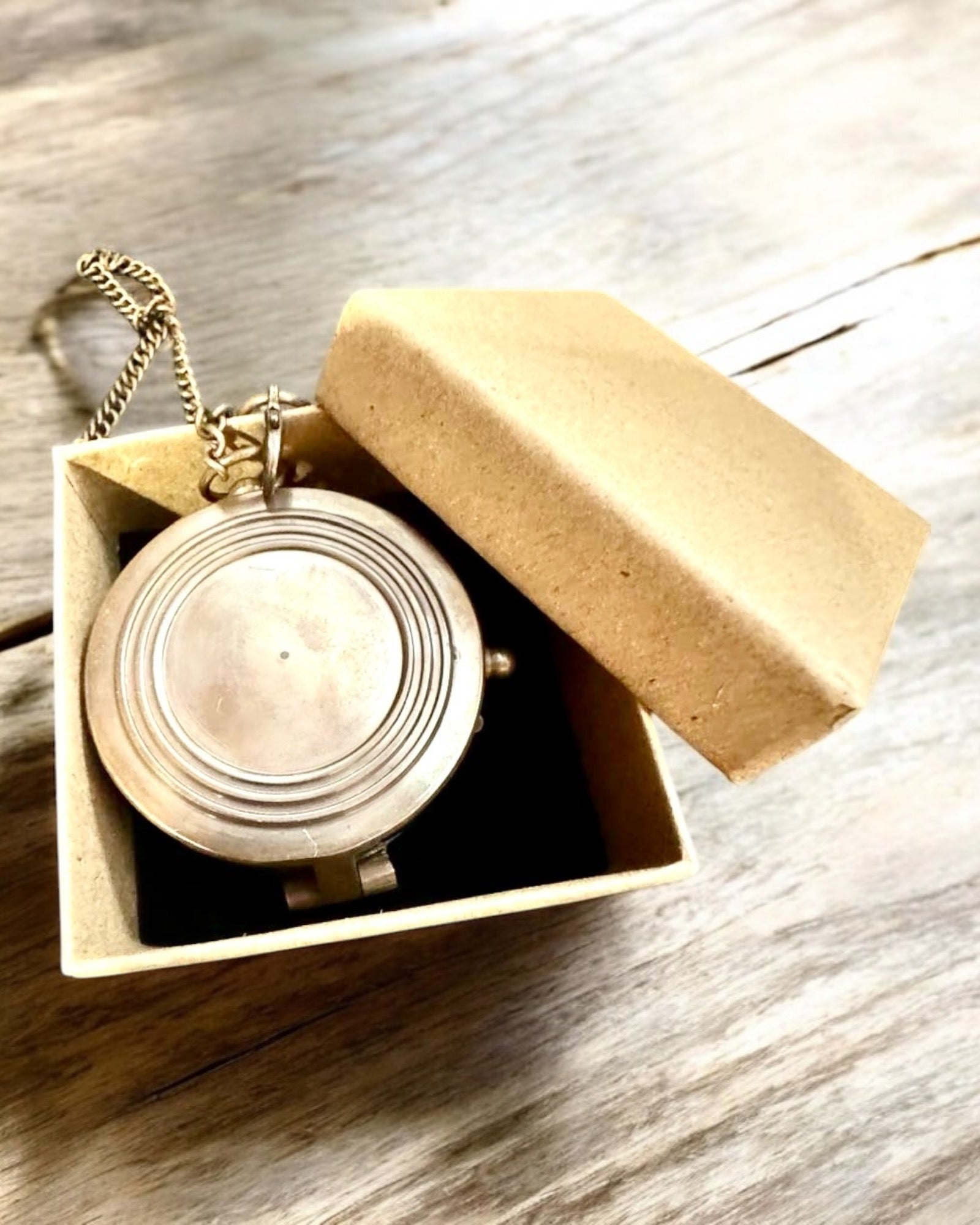 "Kompas Indyjski Odysseus – Retro Eksploratora Perełka - możliwość grawerowania" in Italian is:
"Bussola Indiana Odysseus – Perla Retrò dell'Esploratore - possibilità di incisione"