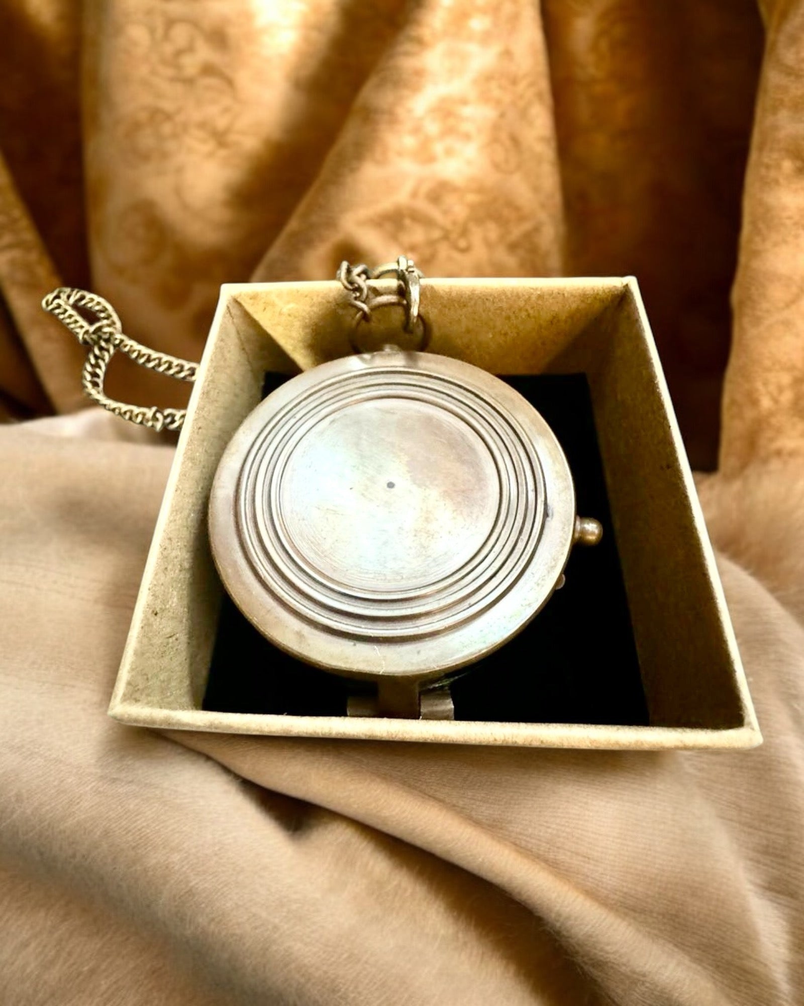 "Kompas Indyjski Odysseus – Retro Eksploratora Perełka - możliwość grawerowania" in Italian is:
"Bussola Indiana Odysseus – Perla Retrò dell'Esploratore - possibilità di incisione"