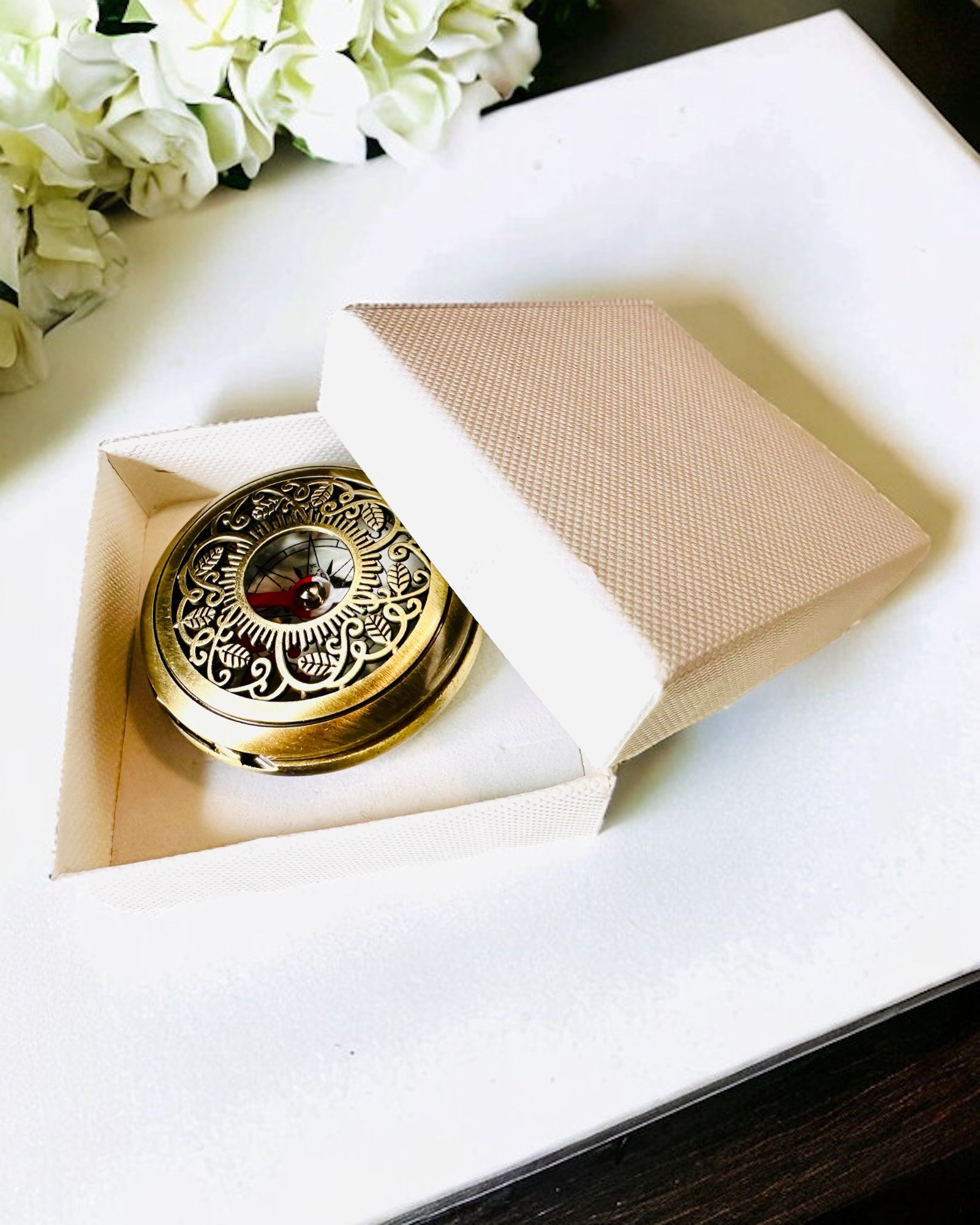 Bussola da Navigazione in Stile Vintage con Motivo Trafitto – colore marrone-oro