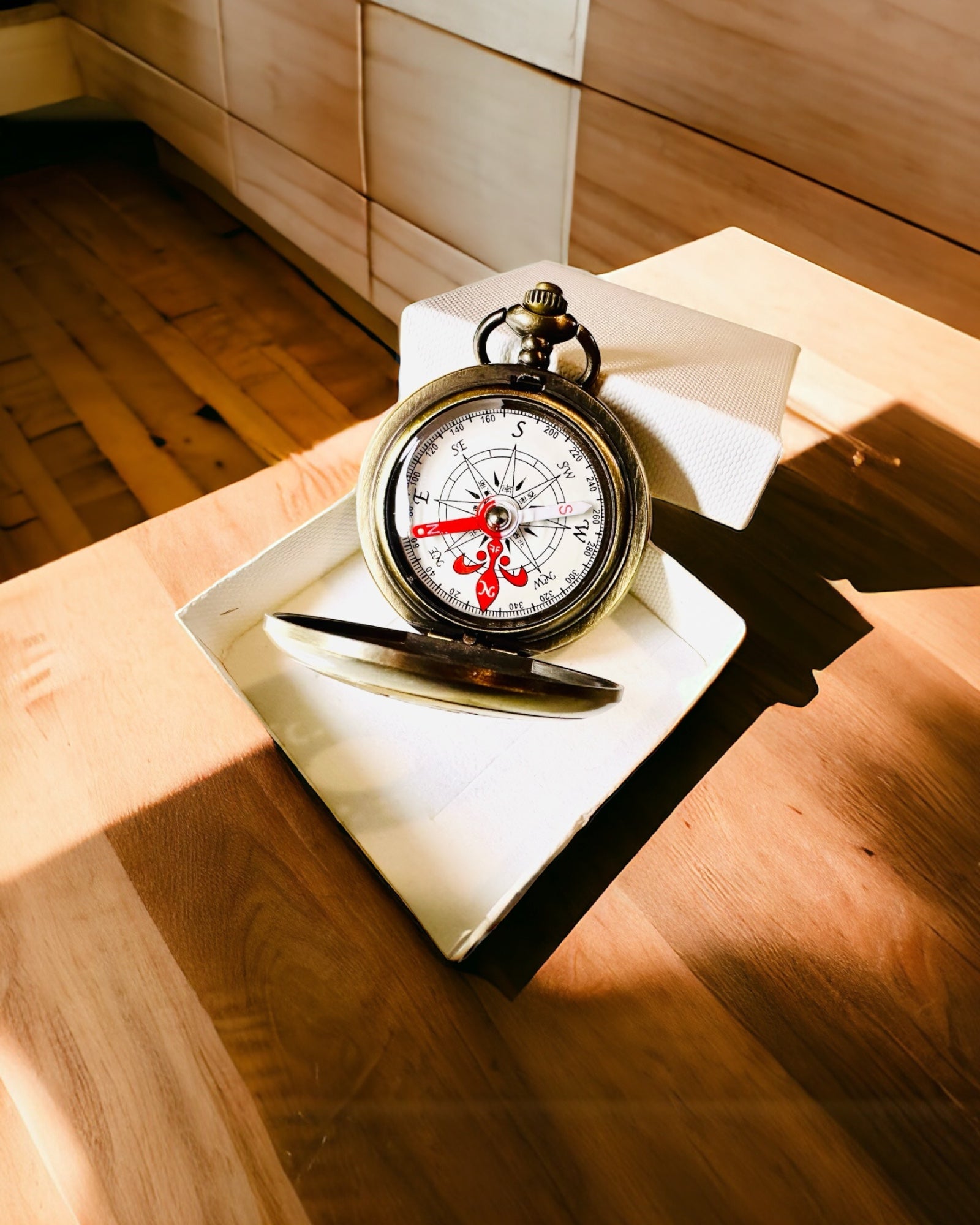 Bussola da Navigazione in Stile Vintage con Motivo Trafitto – colore marrone-oro