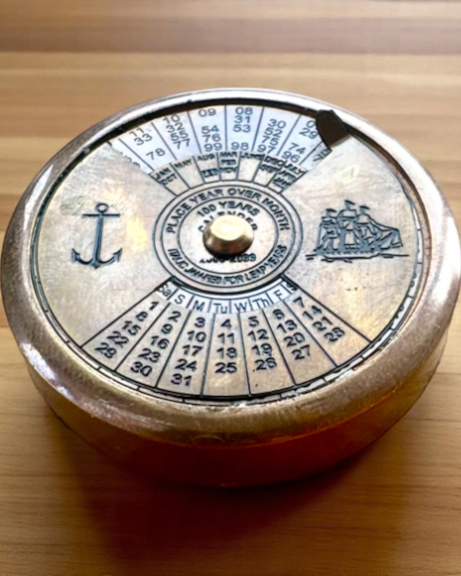 Mini Calendario del Capitano "Navigator" – decorazione in ottone con l'anima della navigazione, opzione di incisione per regalo, 5 cm di diametro
