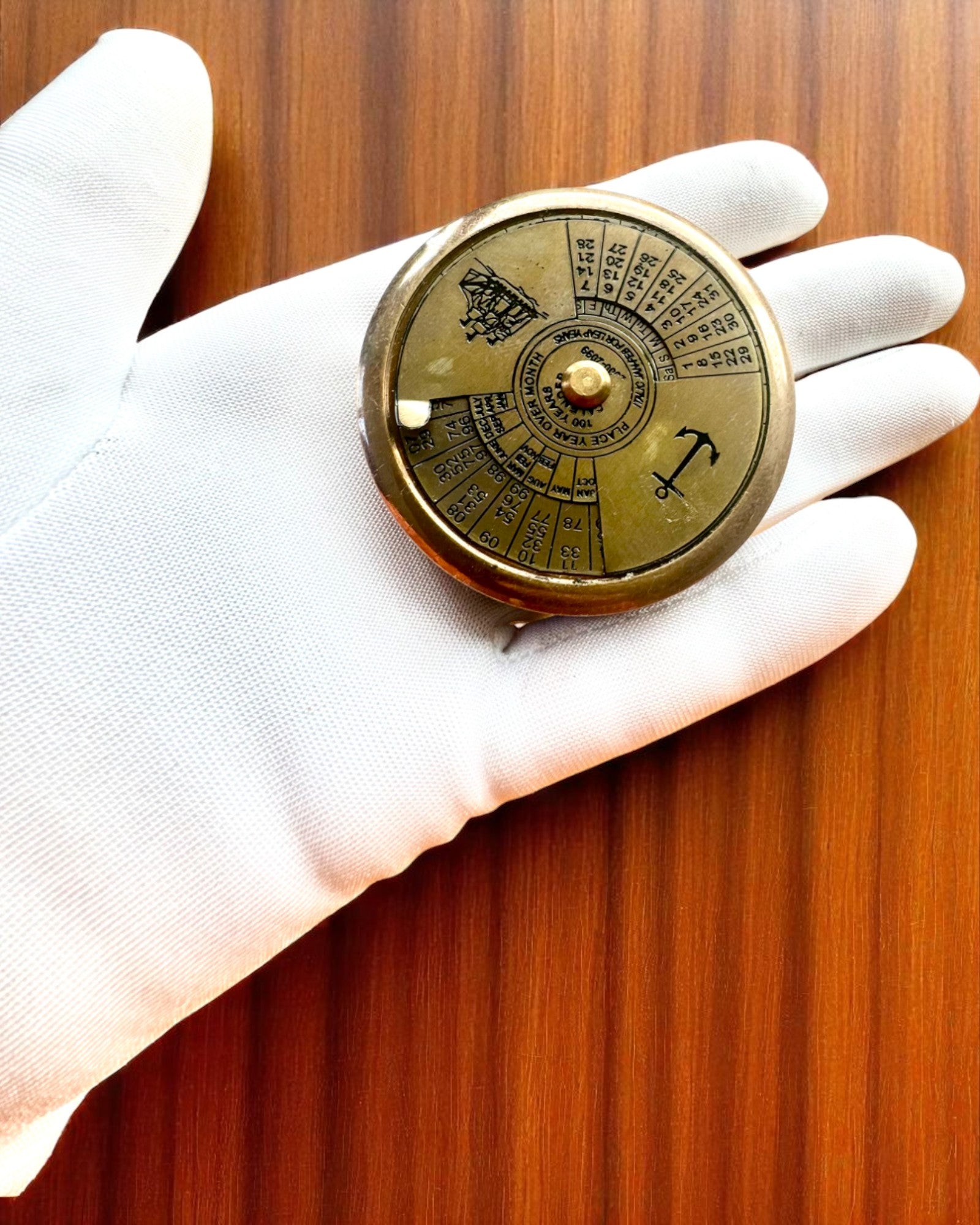 Mini Calendario del Capitano "Navigator" – decorazione in ottone con l'anima della navigazione, opzione di incisione per regalo, 5 cm di diametro