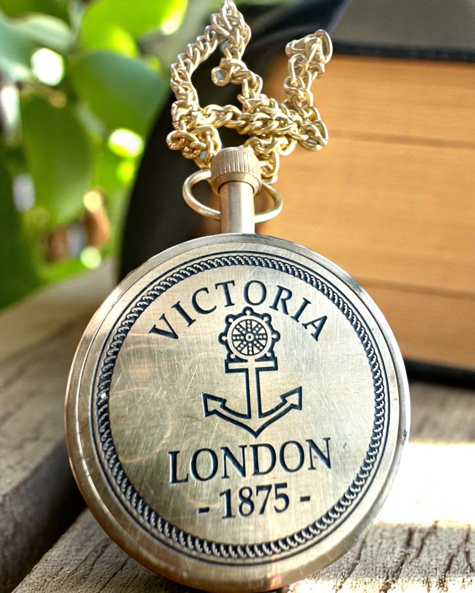 Orologio da Tasca "Victoria Crown" – In Ottone, Fatto a Mano in India, 5 cm di larghezza, meccanismo giapponese, possibilità di personalizzazione con incisione per regalo