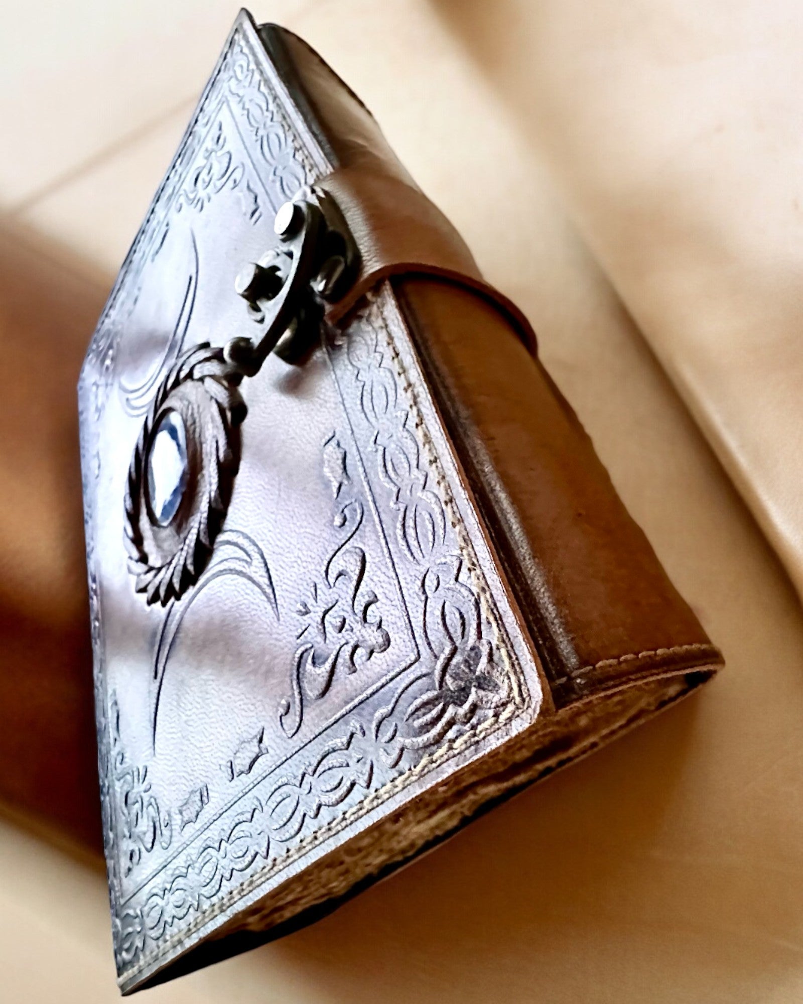 Diario Premium, Motivo Antico, Taccuino in Pelle "Cronaca Magica" 200 pagine, 2 varianti a scelta, personalizzazione con incisione