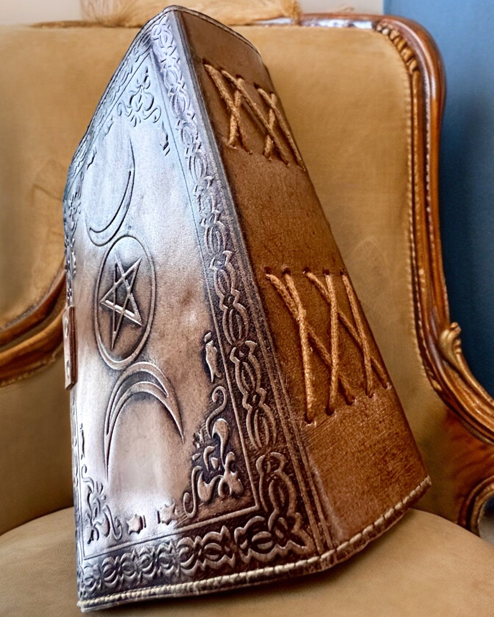 Diario Premium, Motivo Antico, Taccuino in Pelle "Cronaca Magica" 200 pagine, 2 varianti a scelta, personalizzazione con incisione