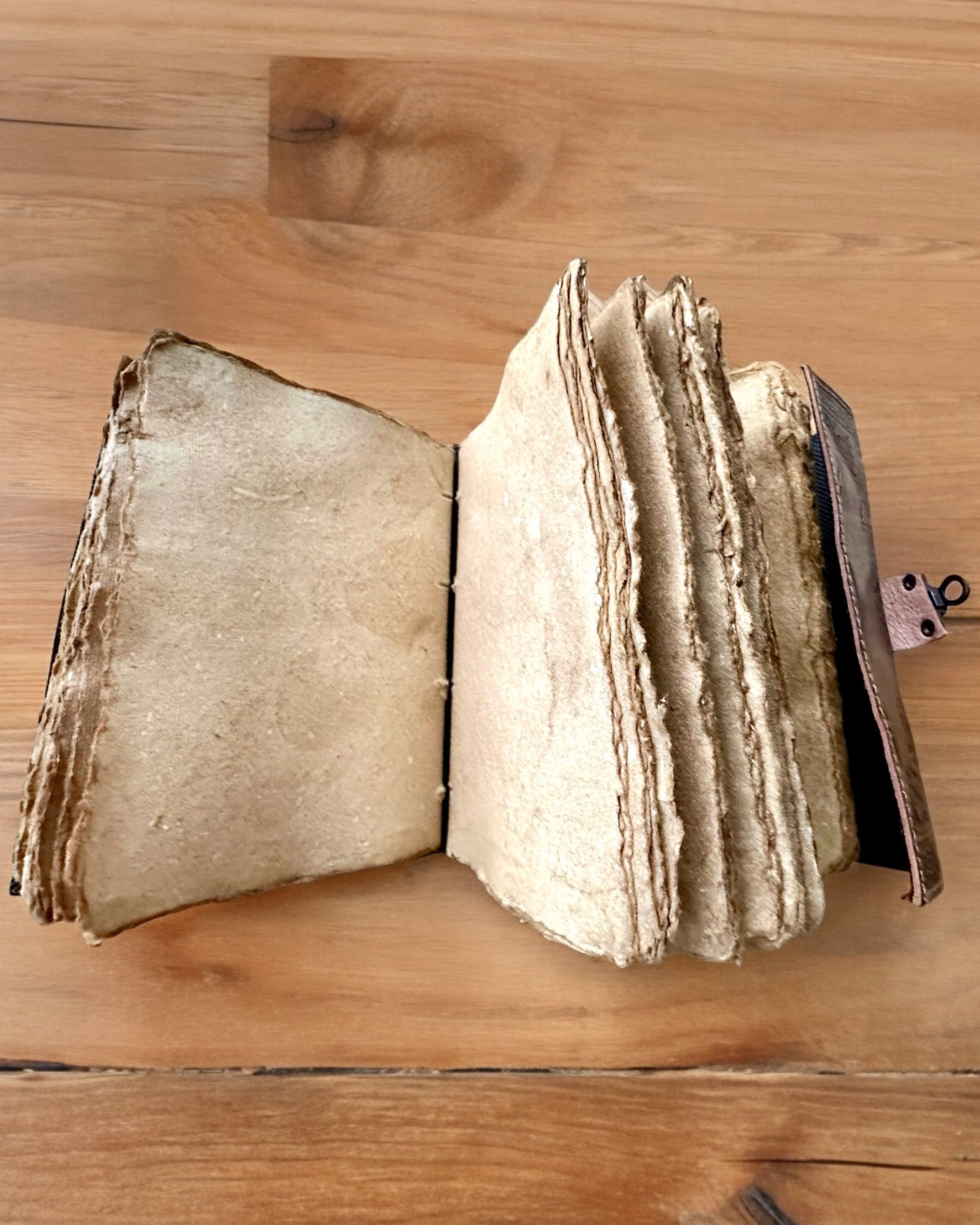 Diario Premium, Motivo Antico, Taccuino in Pelle "Cronaca Magica" 200 pagine, 2 varianti a scelta, personalizzazione con incisione