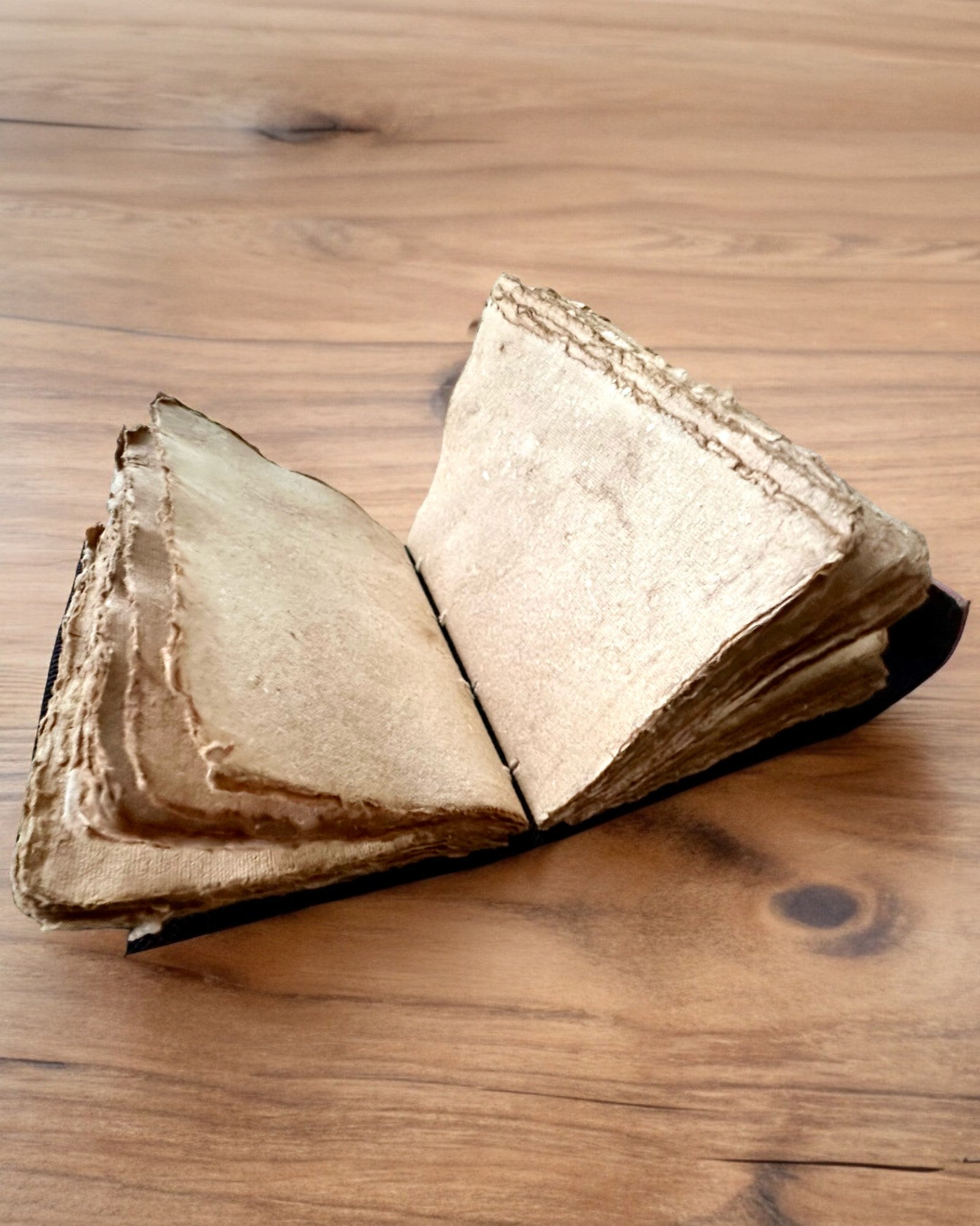 Diario Premium, Motivo Antico, Taccuino in Pelle "Cronaca Magica" 200 pagine, 2 varianti a scelta, personalizzazione con incisione