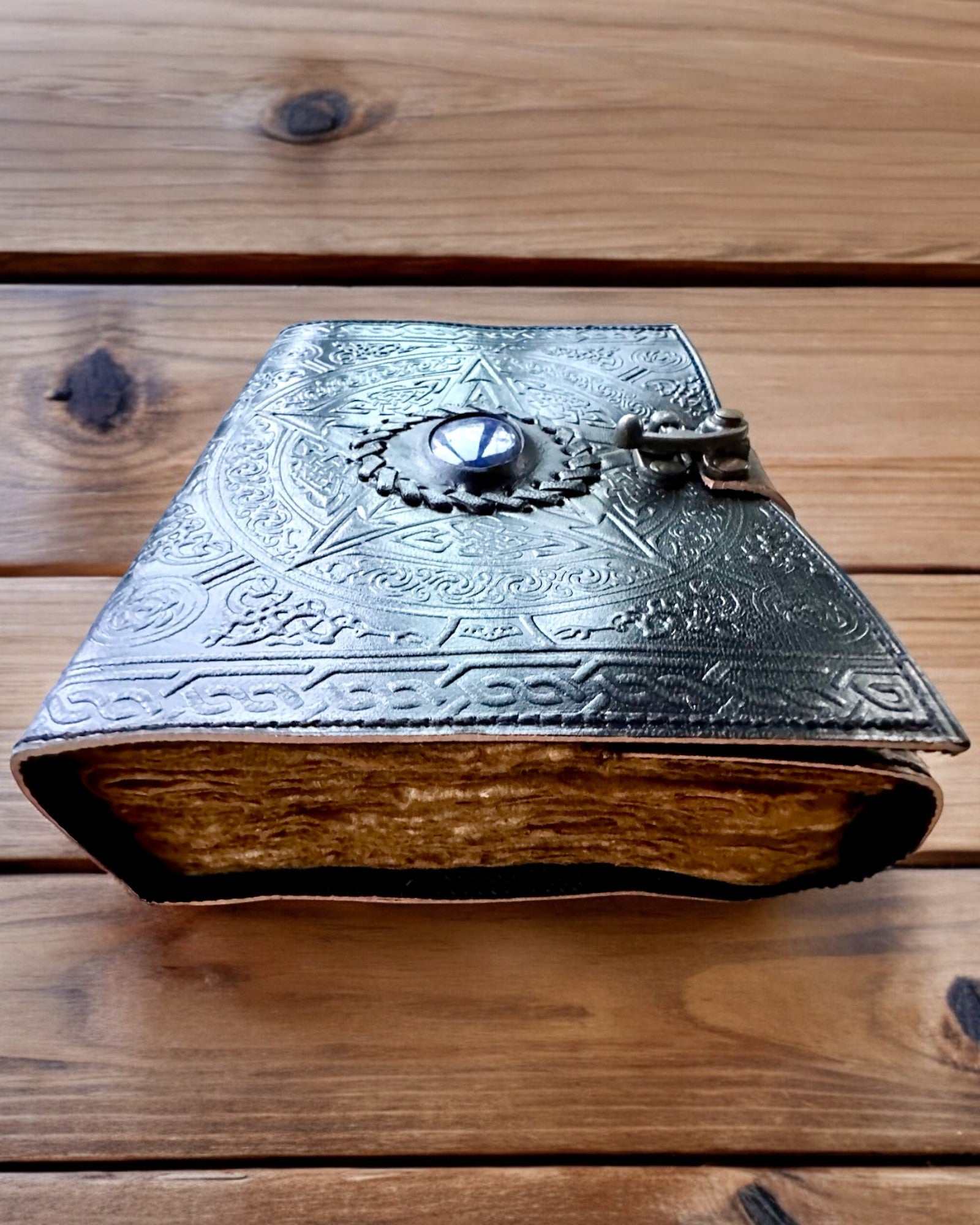 Diario Premium, Motivo Antico, Taccuino in Pelle "Cronaca Magica" 200 pagine, 2 varianti a scelta, personalizzazione con incisione