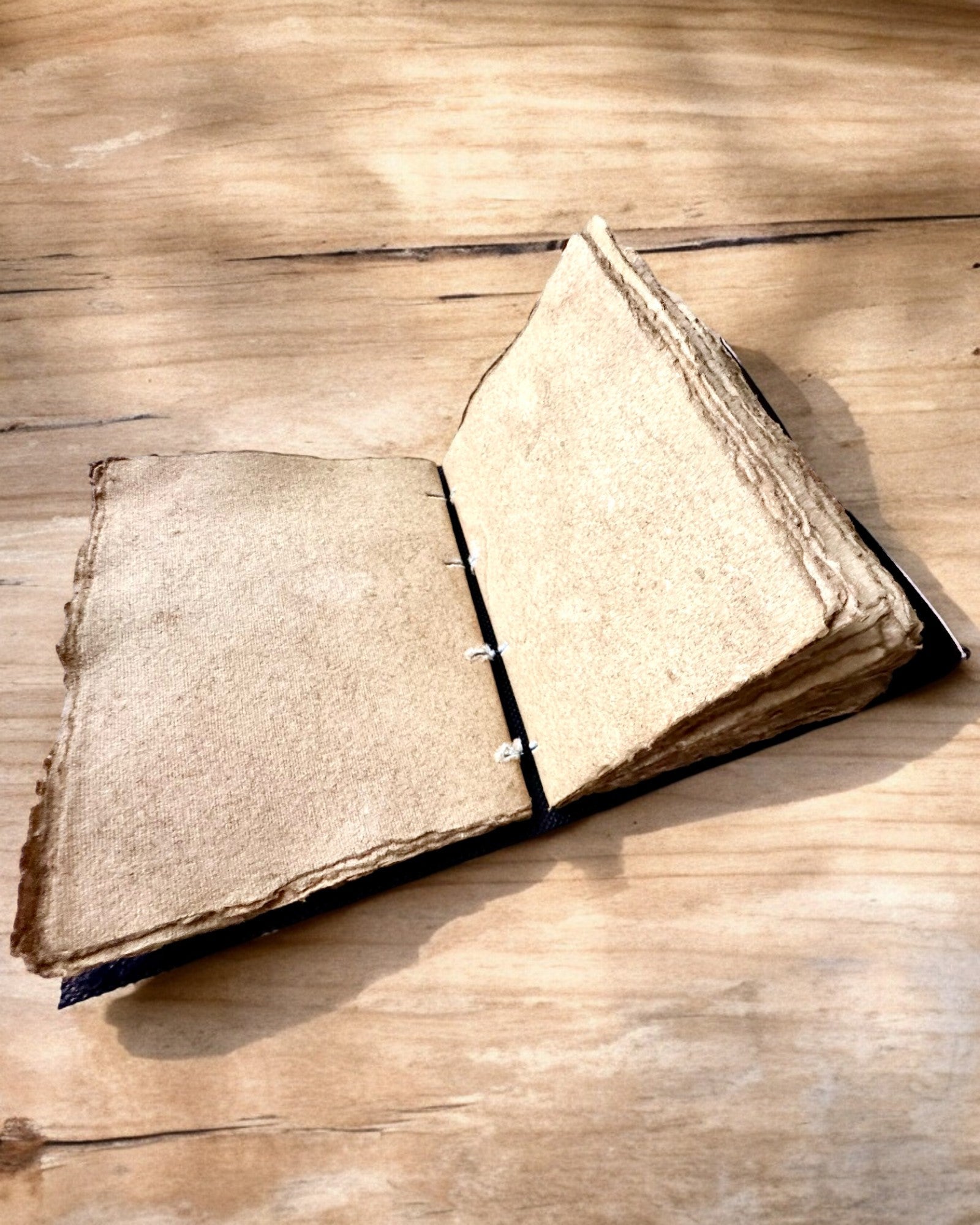 Diario Premium, Motivo Antico, Taccuino in Pelle "Cronaca Magica" 200 pagine, 2 varianti a scelta, personalizzazione con incisione