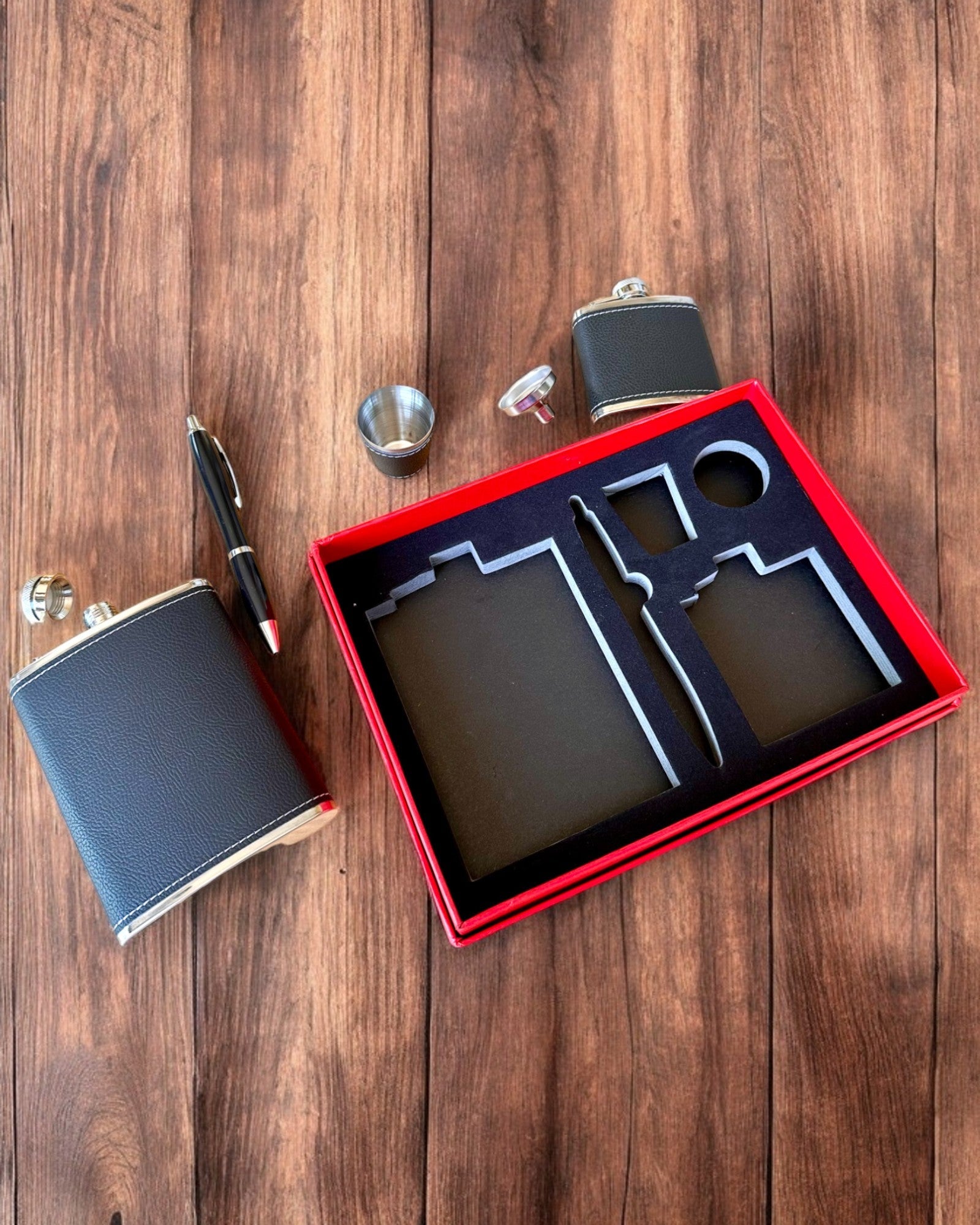 Set di fiaschette "Gentiluomo Elegante" - possibilità di personalizzazione con incisione per regalo