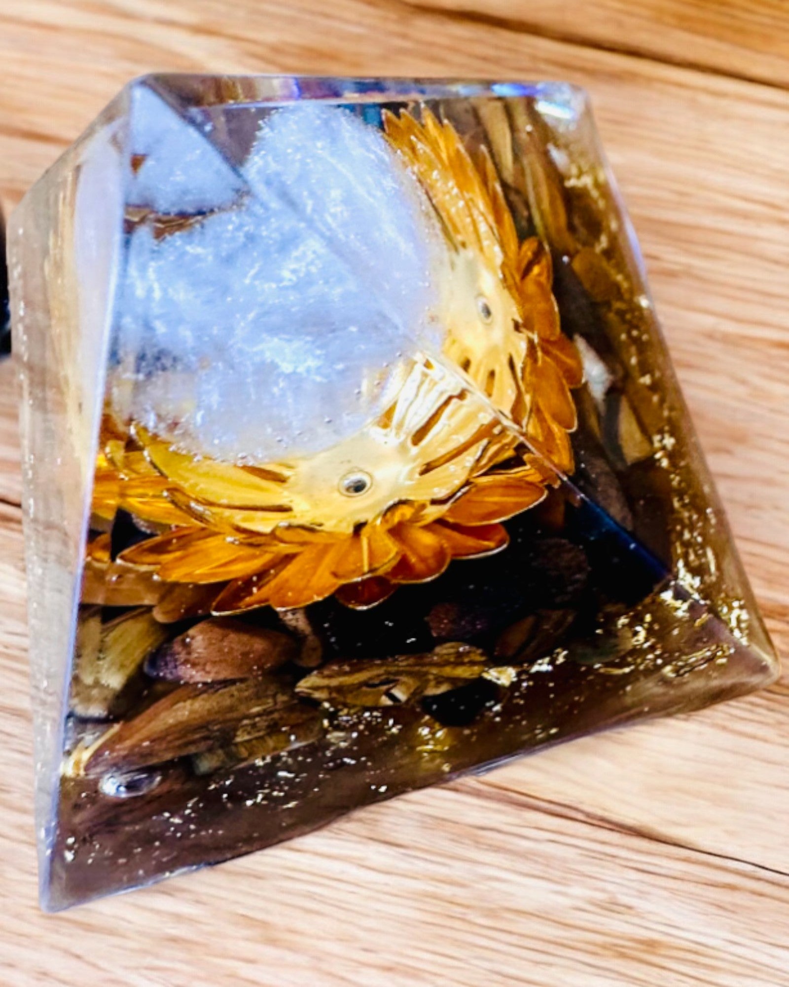 Piramide di Cristallo della Prosperità della Fortunata Sfera di Cristallo, Pietra Occhio di Tigre, Loto di Rame