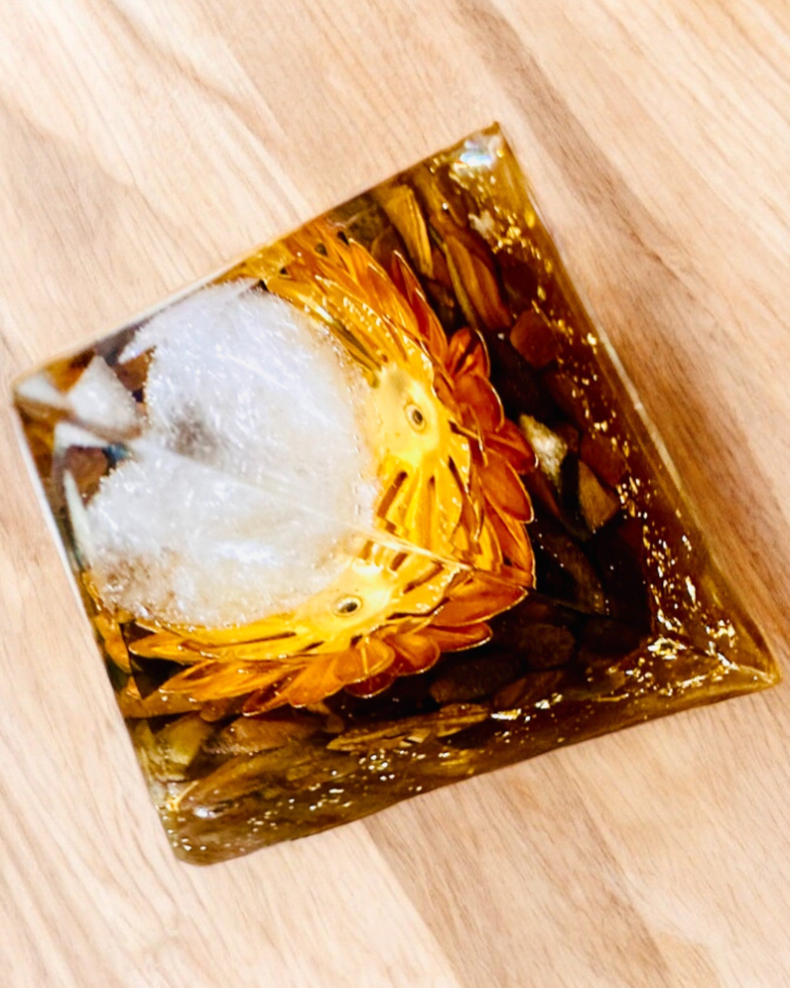 Piramide di Cristallo della Prosperità della Fortunata Sfera di Cristallo, Pietra Occhio di Tigre, Loto di Rame