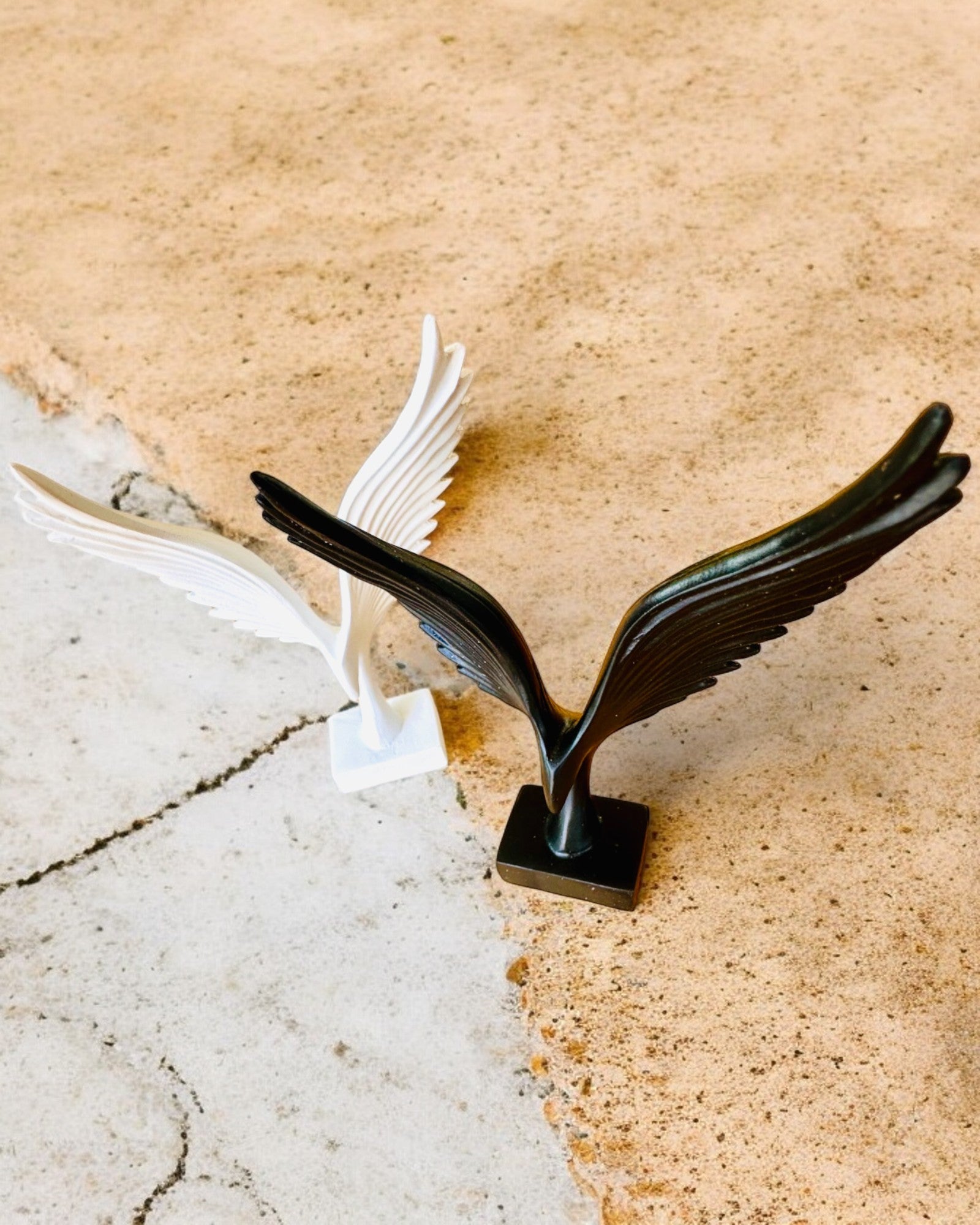 Elegante Statuetta Ali d'Angelo 15 cm di altezza – "Guardiani Alati", possibilità di personalizzazione con incisione per regalo, personalizzazione, 2 varianti di colore