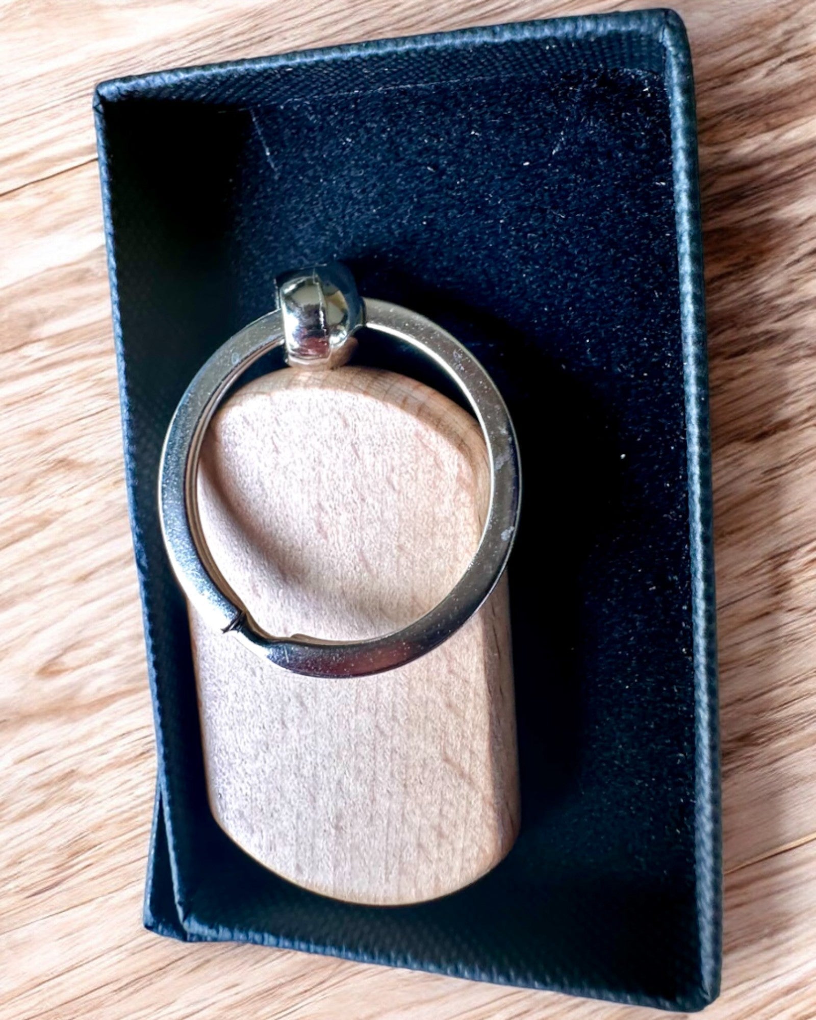 Portachiavi Elegante in Legno con Possibilità di Personalizzazione con Incisione – Ideale come Regalo