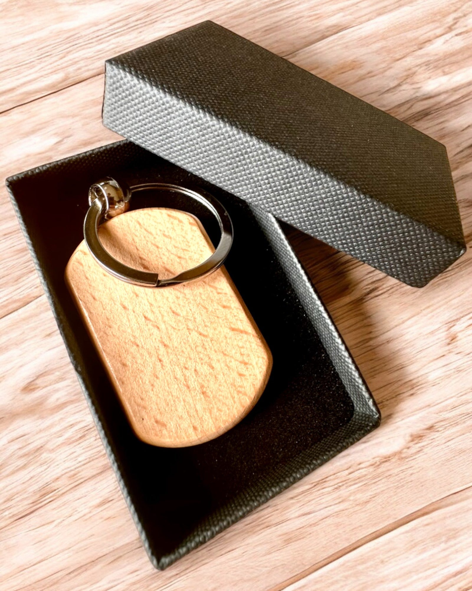 Portachiavi Elegante in Legno con Possibilità di Personalizzazione con Incisione – Ideale come Regalo