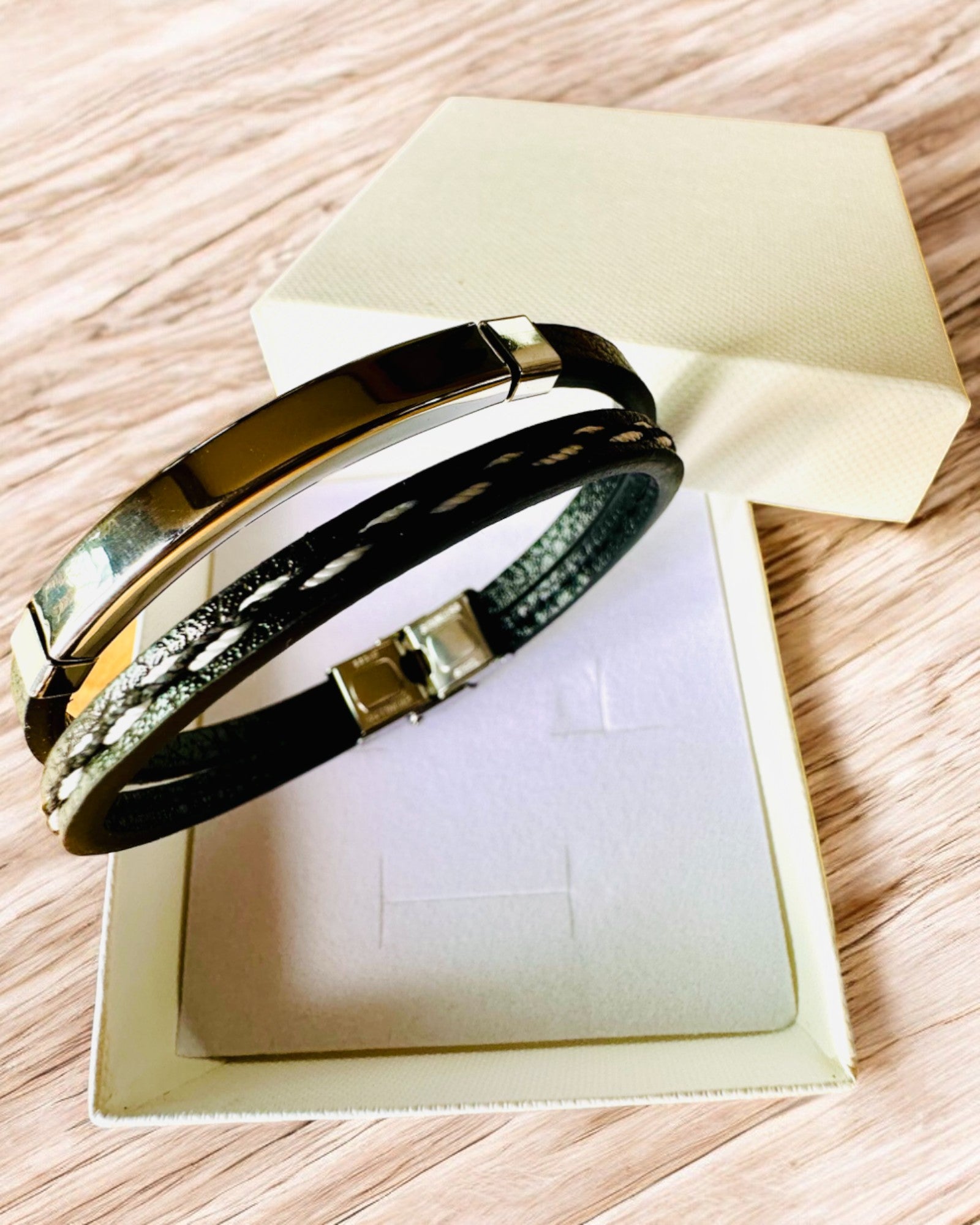 Braccialetto Sportivo in Pelle PU e Acciaio Inossidabile con Possibilità di Incisione – 3 Colori