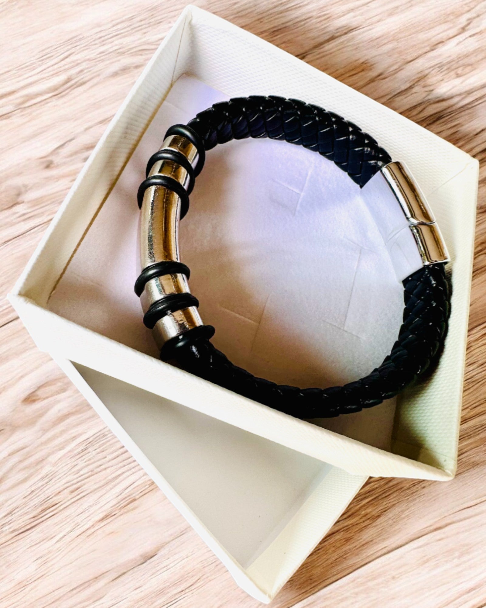 Bracciale alla Moda Hip Hop per Uomo con Incisione Personalizzata e Chiusura Magnetica – Scegli lo Stile con Accenti Argento o Oro, 22cm Pelle PU