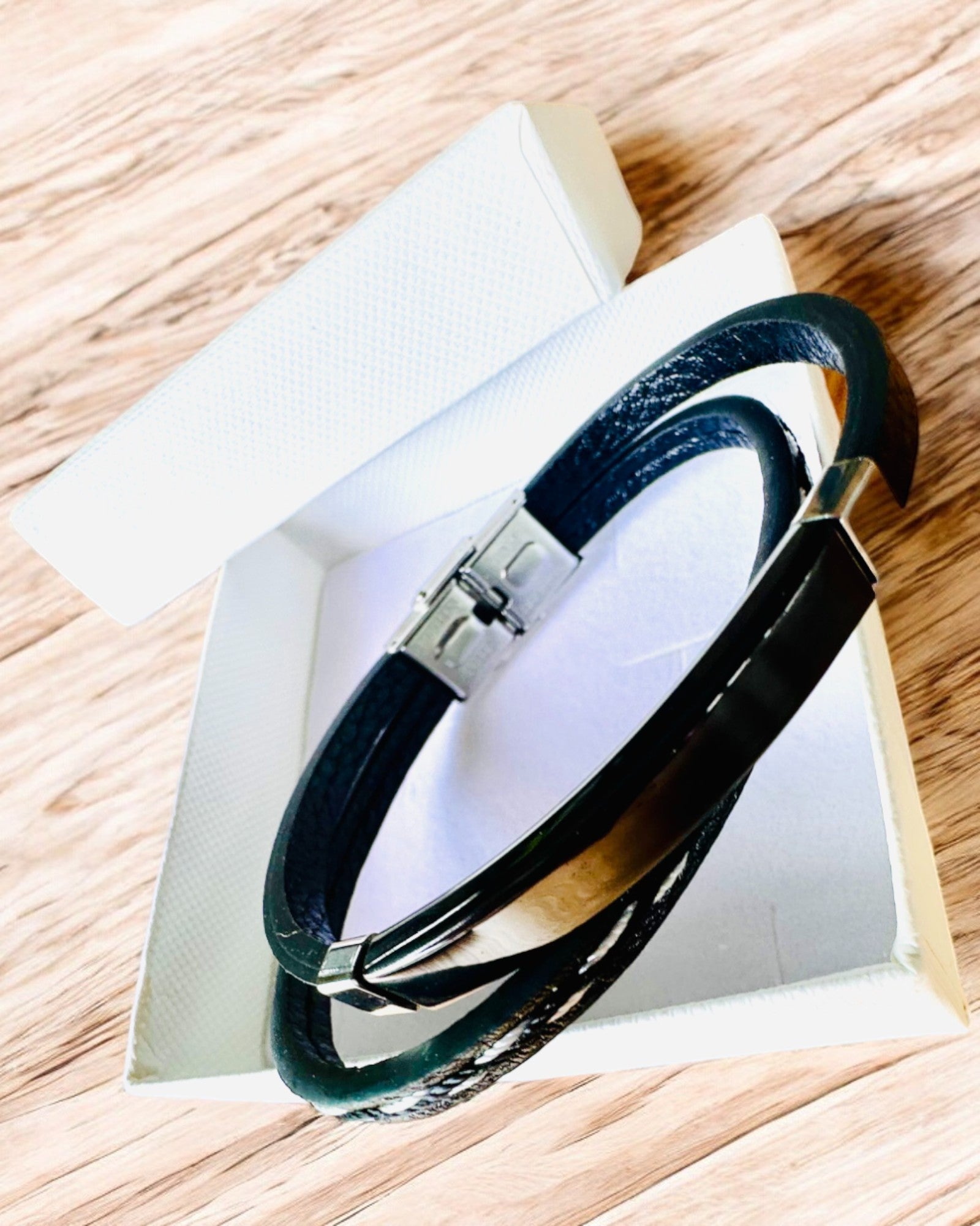 Braccialetto Sportivo in Pelle PU e Acciaio Inossidabile con Possibilità di Incisione – 3 Colori