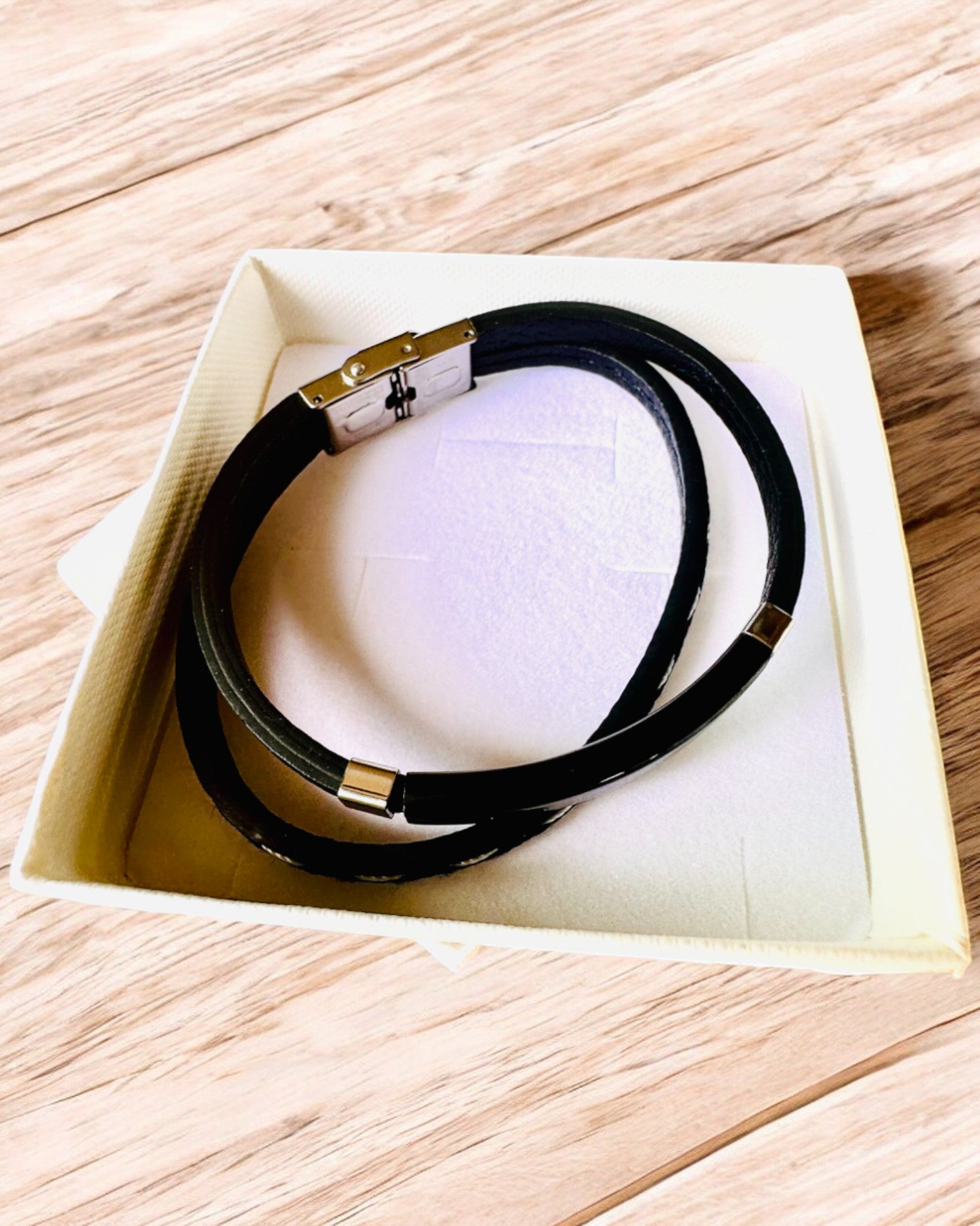 Braccialetto Sportivo in Pelle PU e Acciaio Inossidabile con Possibilità di Incisione – 3 Colori