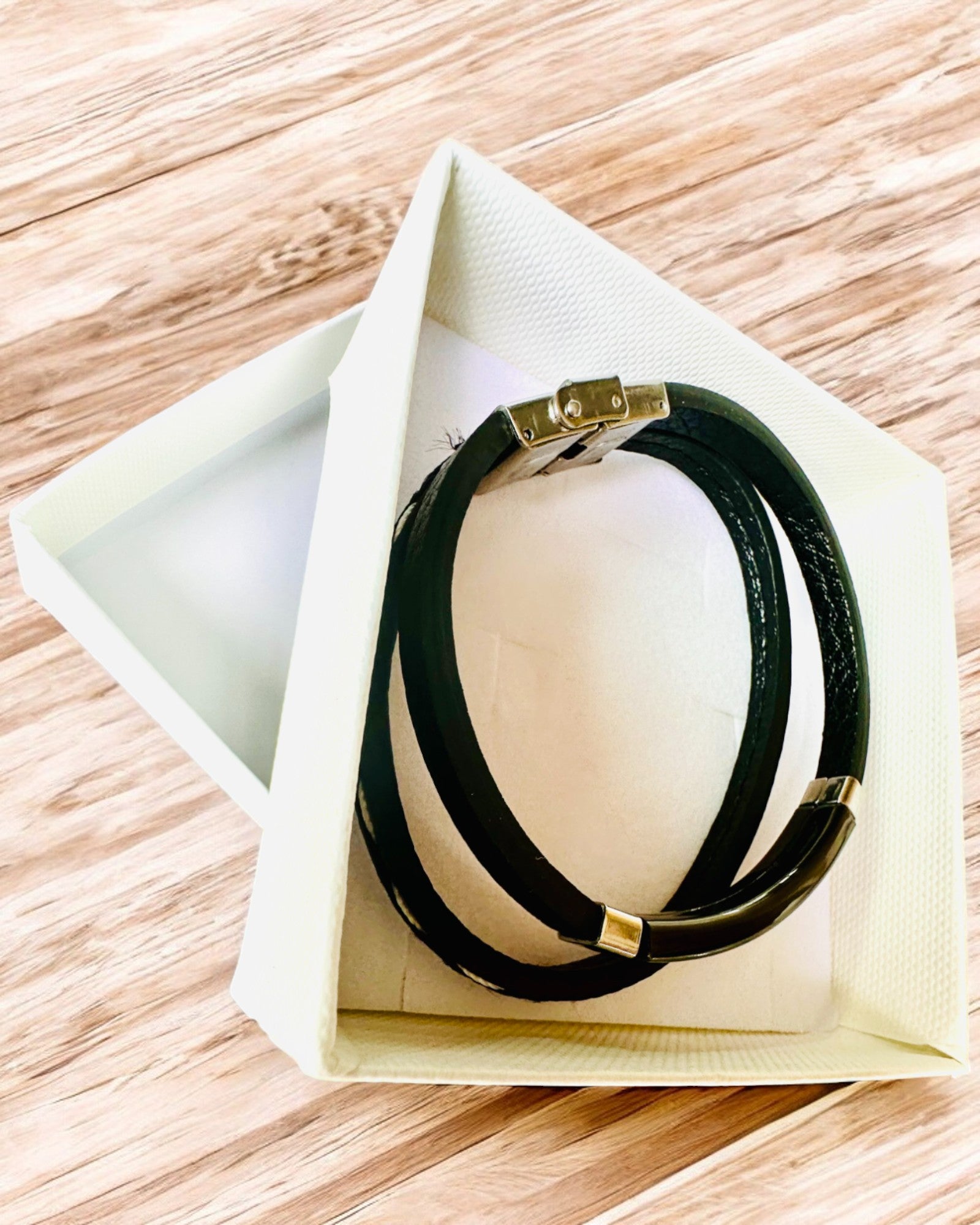 Braccialetto Sportivo in Pelle PU e Acciaio Inossidabile con Possibilità di Incisione – 3 Colori