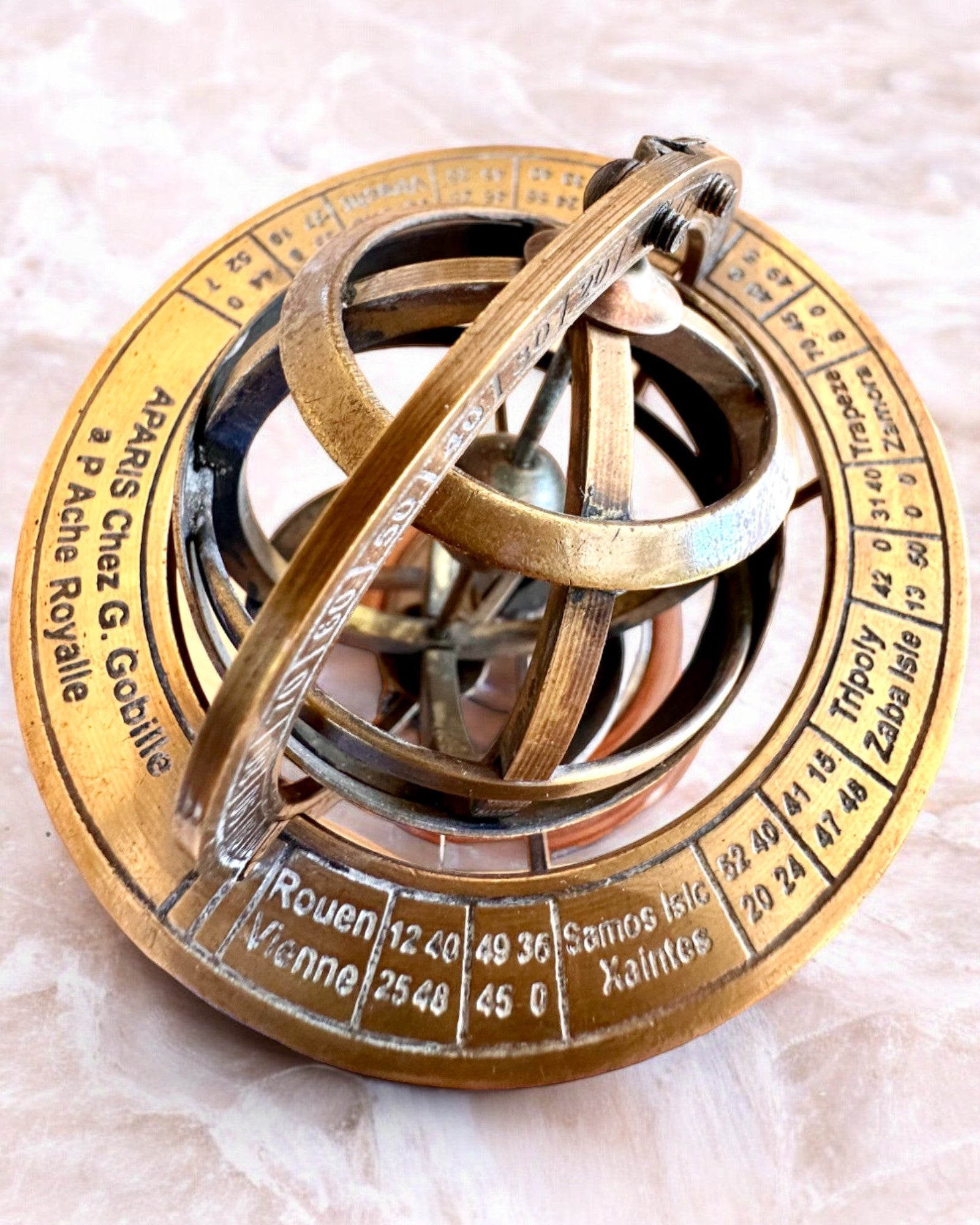 Armilla in ottone "AstroGlobe" alta 13 cm, realizzata a mano con opzione di incisione, decorazione per ufficio