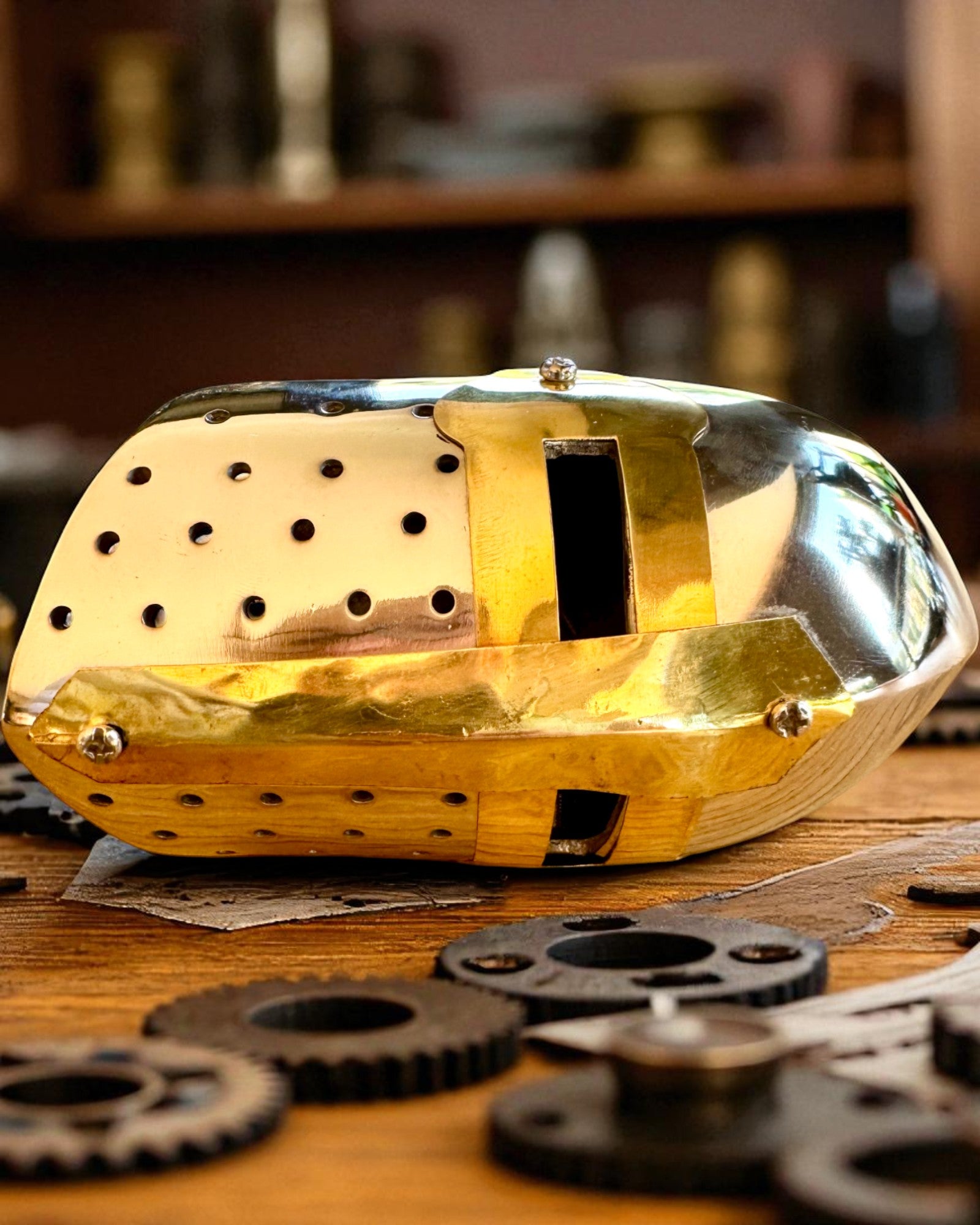 Mini Elmo da Cavaliere "Guardian" in ottone – realizzato a mano, 12 cm, possibilità di personalizzazione con incisione per regalo