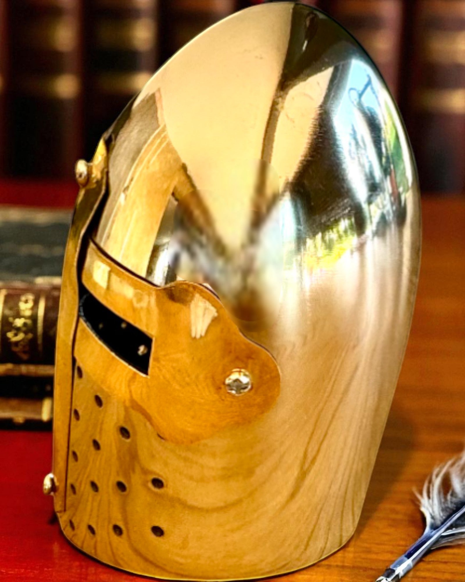 Mini Elmo da Cavaliere "Guardian" in ottone – realizzato a mano, 12 cm, possibilità di personalizzazione con incisione per regalo