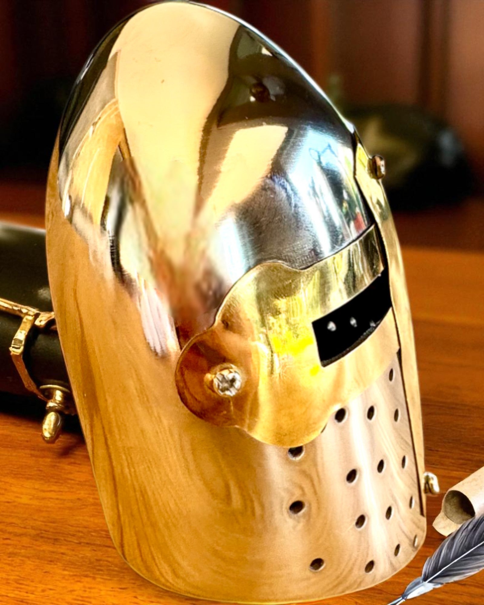 Mini Elmo da Cavaliere "Guardian" in ottone – realizzato a mano, 12 cm, possibilità di personalizzazione con incisione per regalo