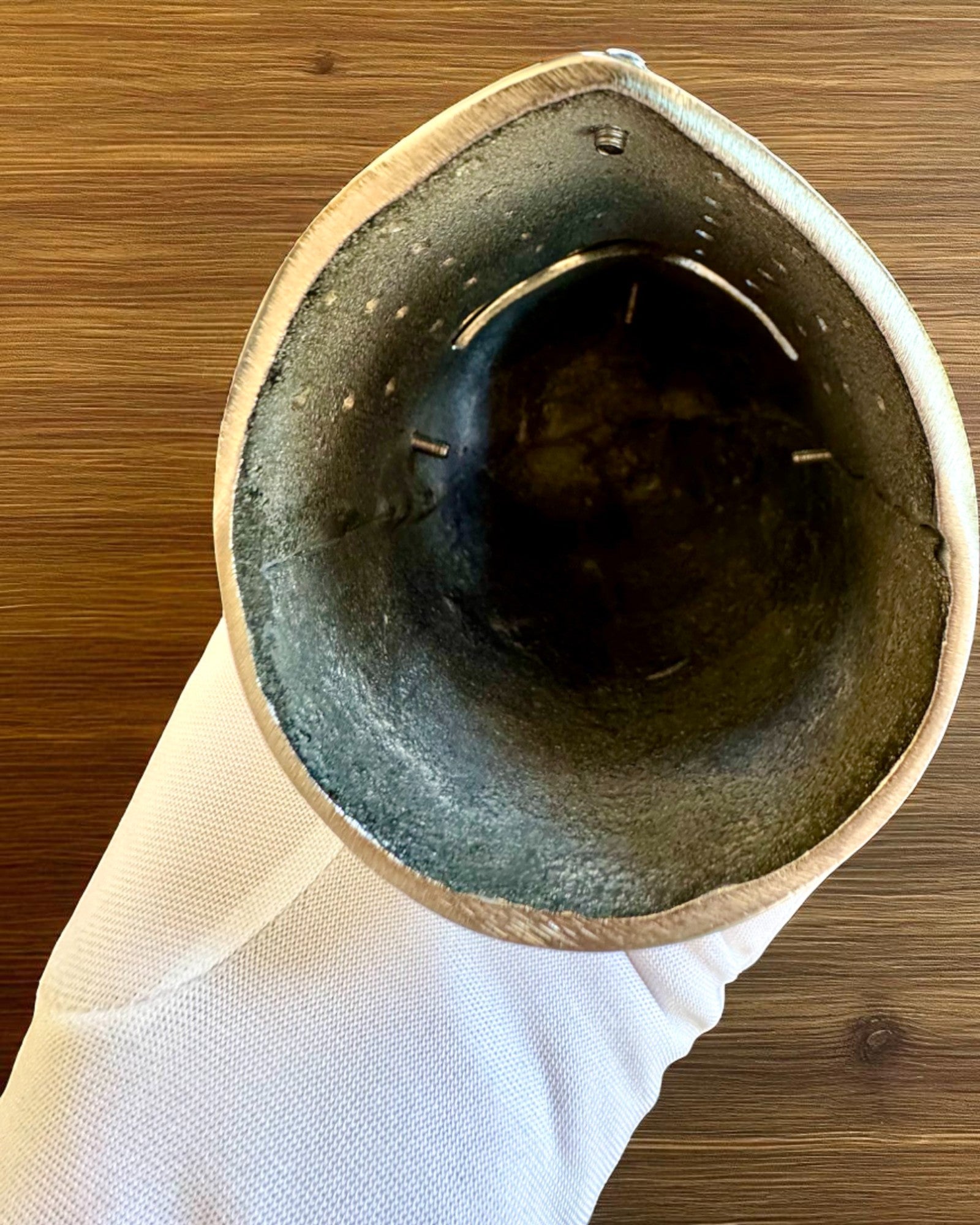 Mini Elmo da Cavaliere "Guardian" in ottone – realizzato a mano, 12 cm, possibilità di personalizzazione con incisione per regalo