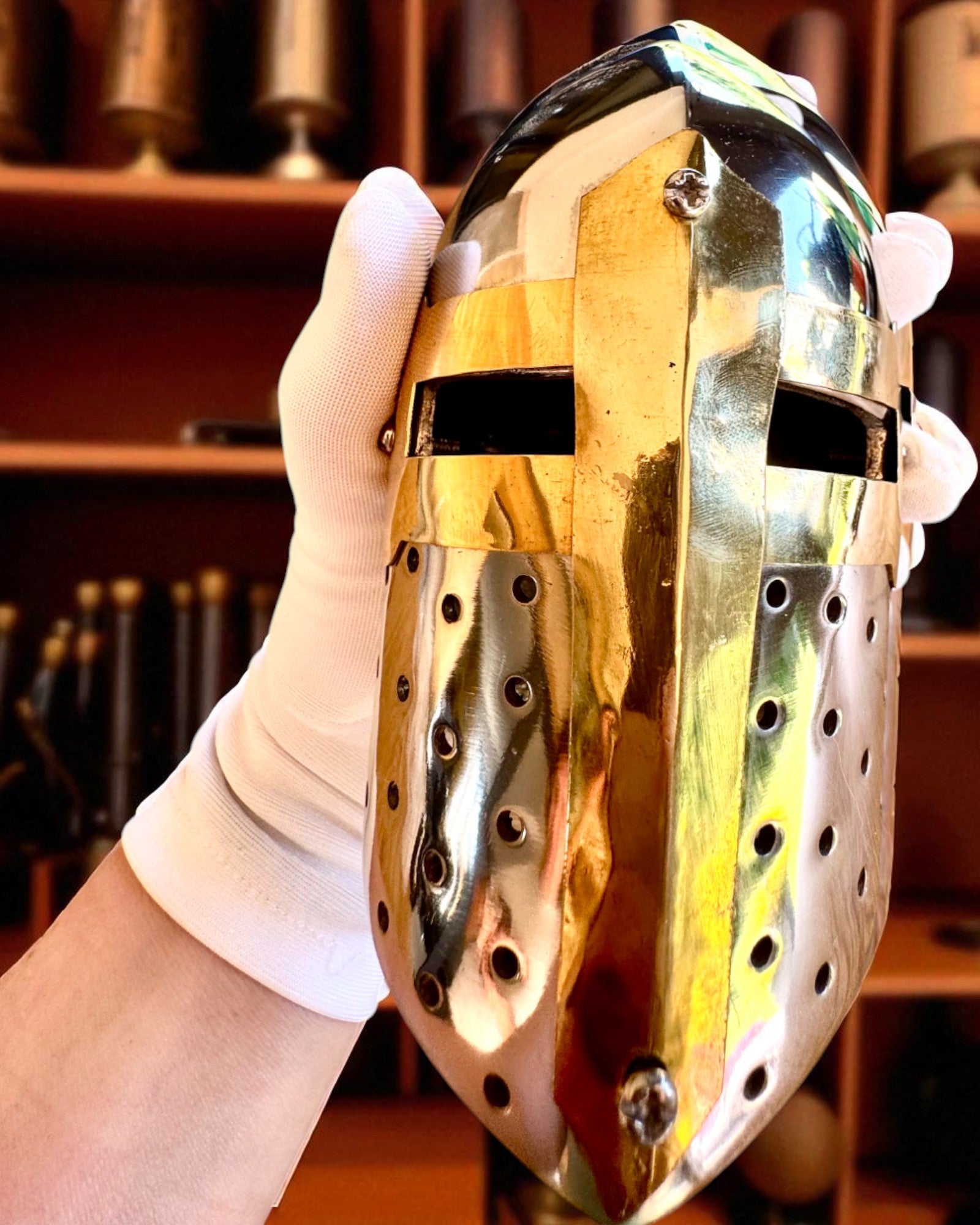 Mini Elmo da Cavaliere "Guardian" in ottone – realizzato a mano, 12 cm, possibilità di personalizzazione con incisione per regalo