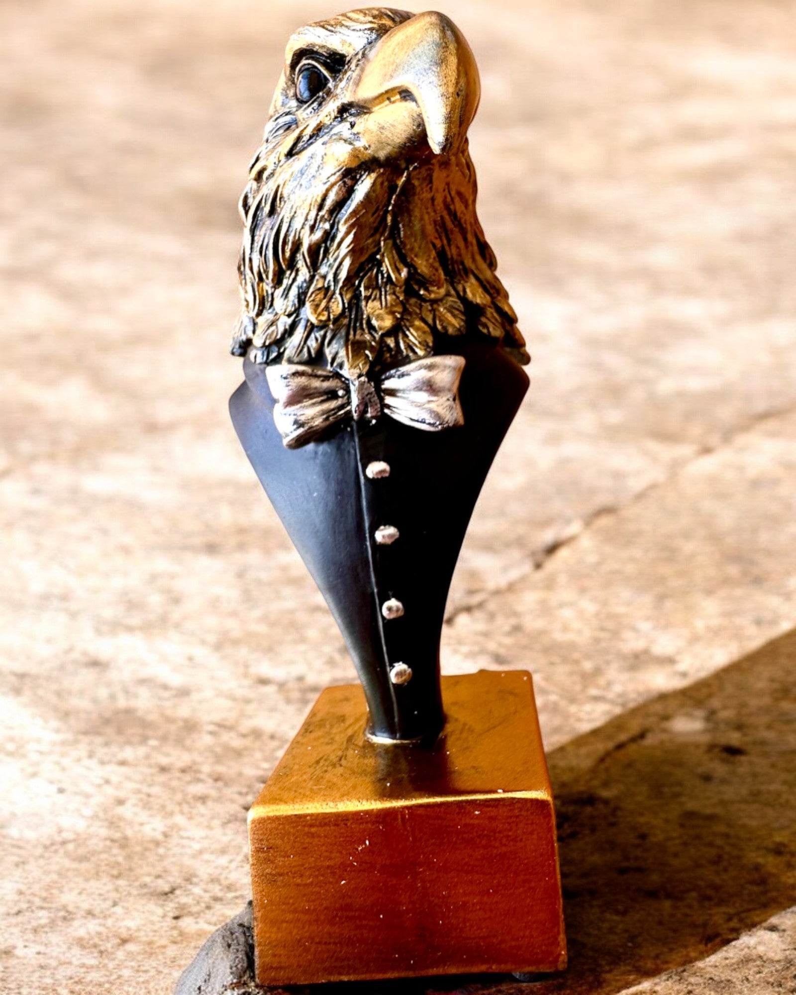 Figurina Testa d'Aquila Büffel Warden – in Frac Elegante con Opzione di Incisione per Regalo