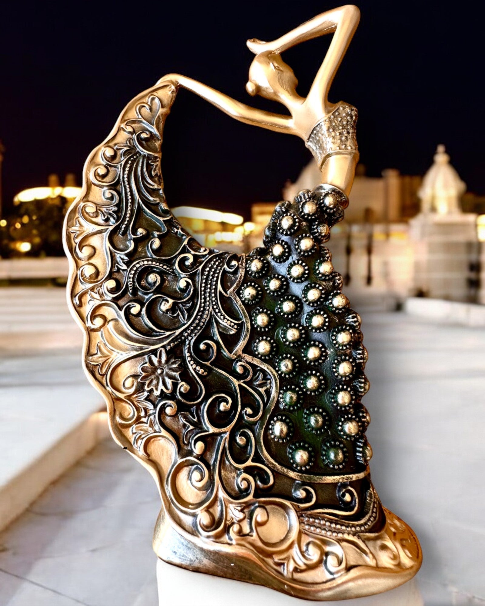 Scultura Elegante "Danzatrice del Bagliore Dorato", altezza 29 cm, con possibilità di incisione per regalo