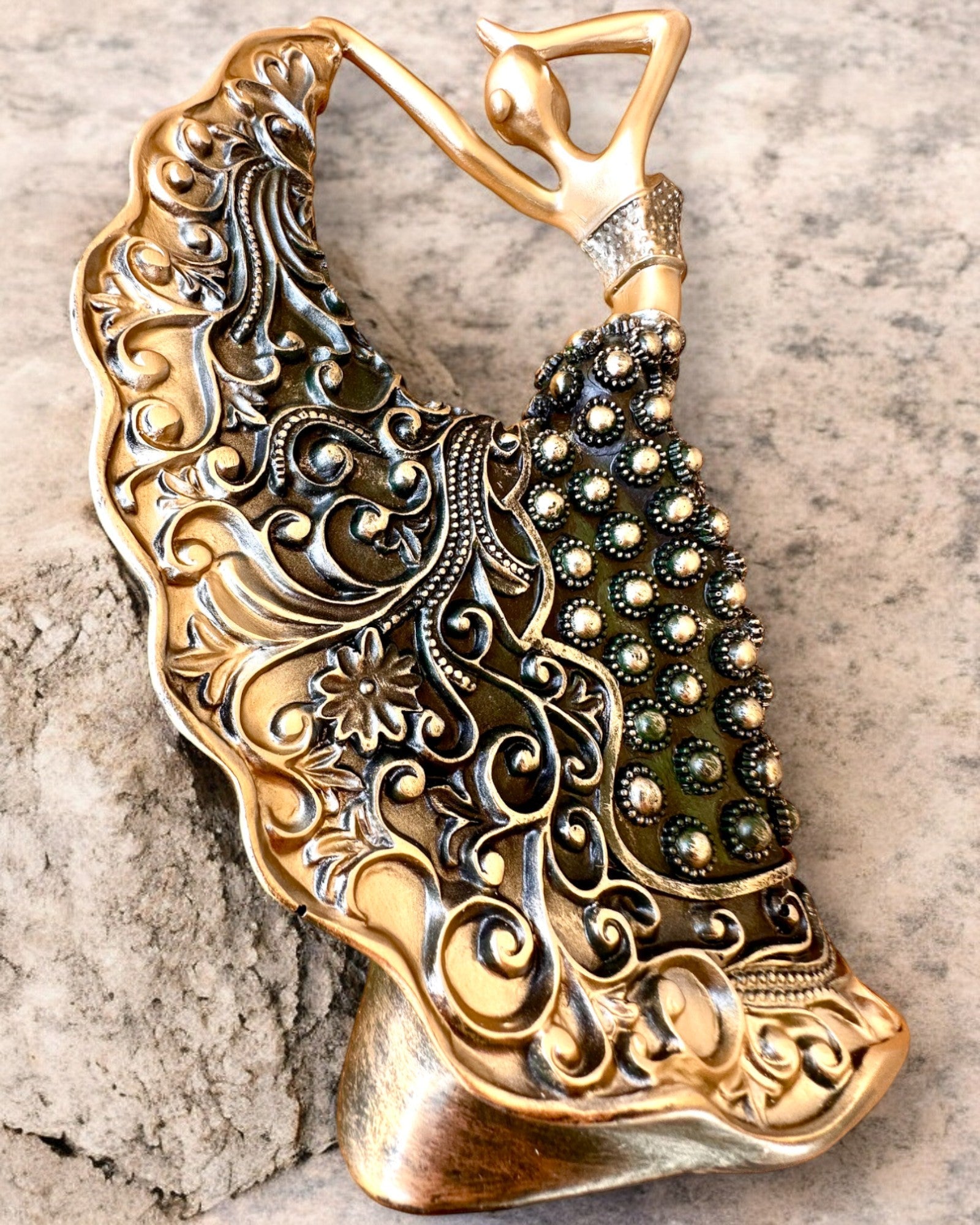 Scultura Elegante "Danzatrice del Bagliore Dorato", altezza 29 cm, con possibilità di incisione per regalo