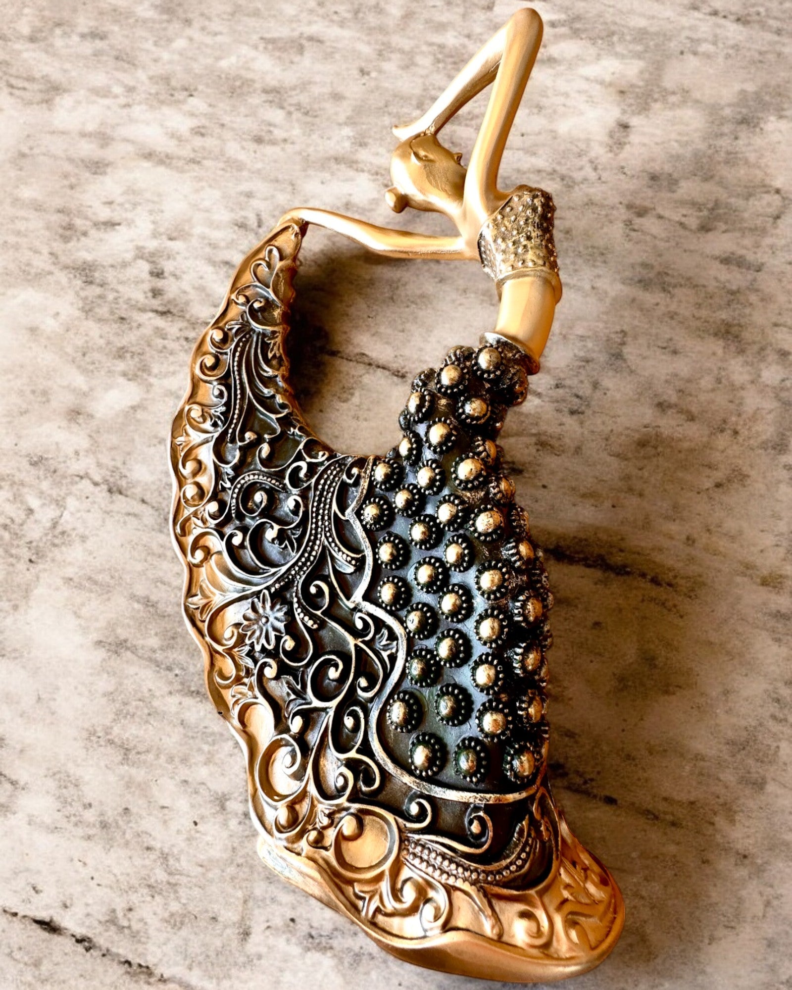 Scultura Elegante "Danzatrice del Bagliore Dorato", altezza 29 cm, con possibilità di incisione per regalo