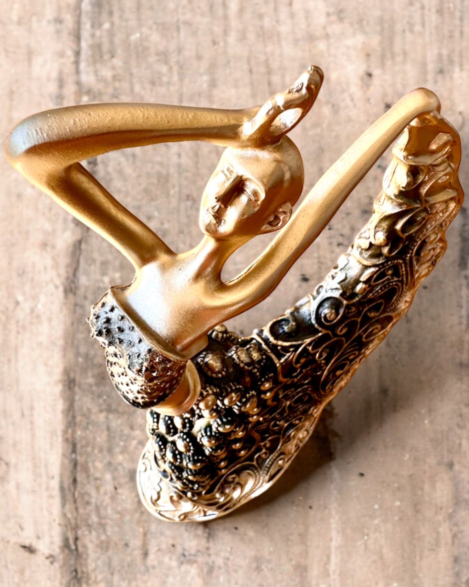 Scultura Elegante "Danzatrice del Bagliore Dorato", altezza 29 cm, con possibilità di incisione per regalo