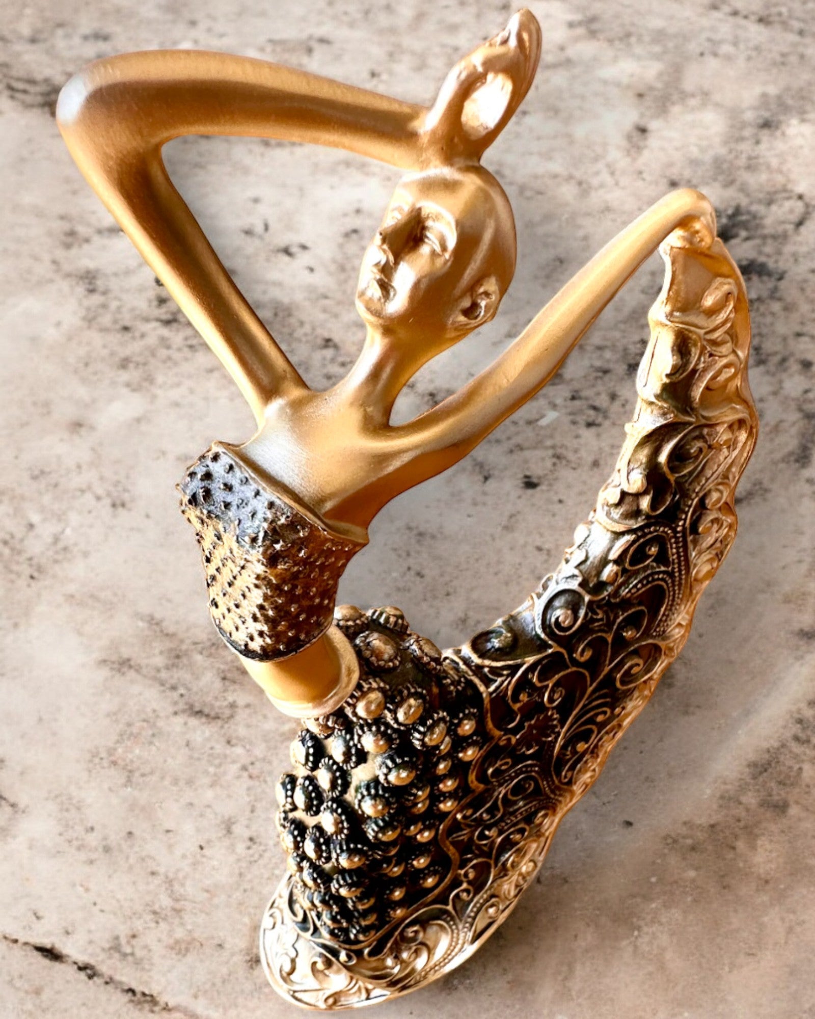 Scultura Elegante "Danzatrice del Bagliore Dorato", altezza 29 cm, con possibilità di incisione per regalo
