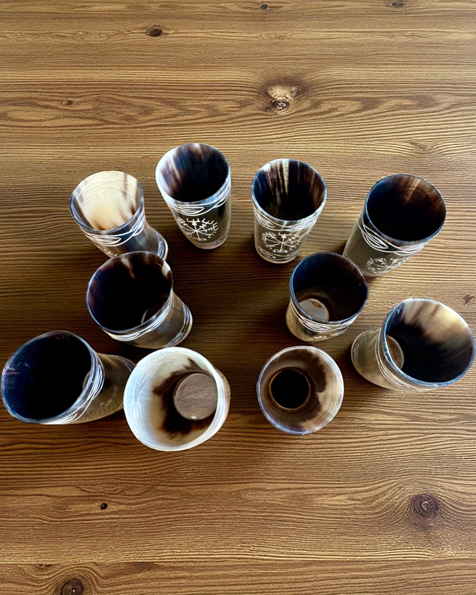 Valknut Piccolo bicchiere artigianale in corno di bufalo con simboli nordici, possibilità di personalizzazione per regalo con incisione