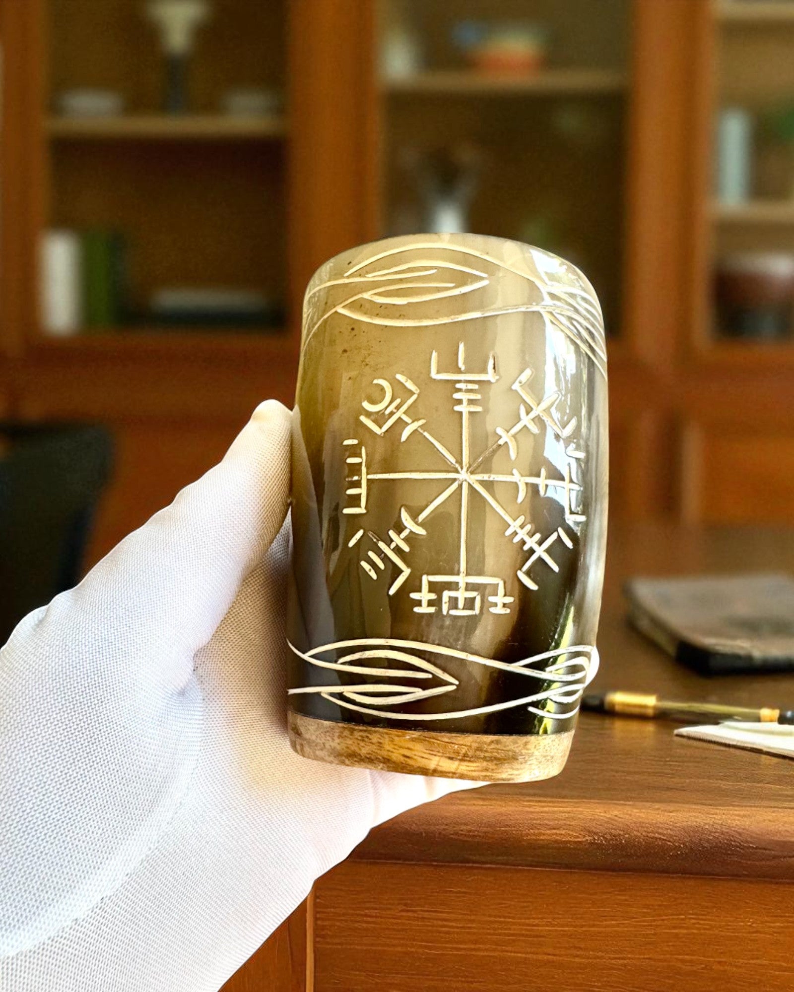 Valknut Piccolo bicchiere artigianale in corno di bufalo con simboli nordici, possibilità di personalizzazione per regalo con incisione