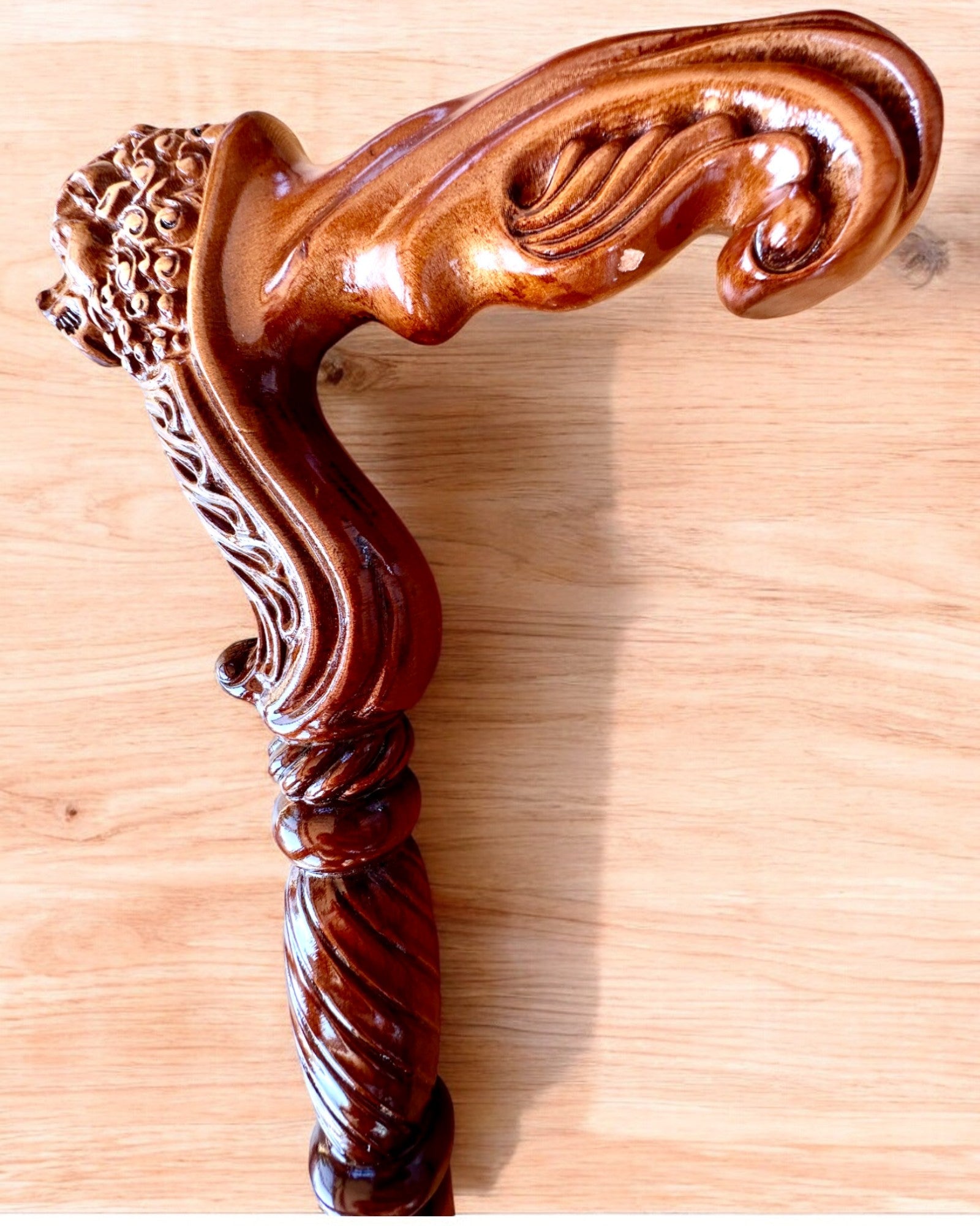 Bastone da passeggio 'Laska "Król Dżungli", in legno, possibilità di personalizzazione con incisione'