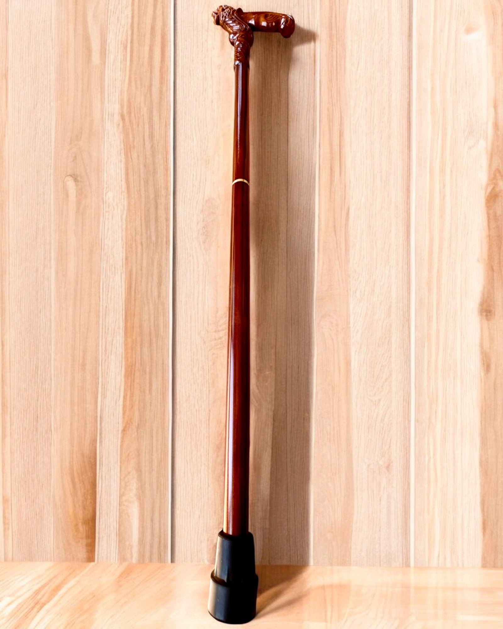 Bastone da passeggio 'Laska "Król Dżungli", in legno, possibilità di personalizzazione con incisione'