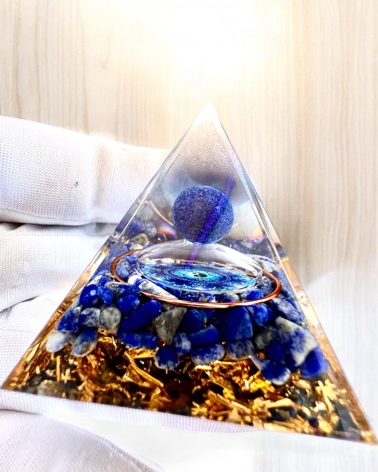 Piramide Energetica orgonite "Zenith" con Lapis Lazuli, ideale come regalo