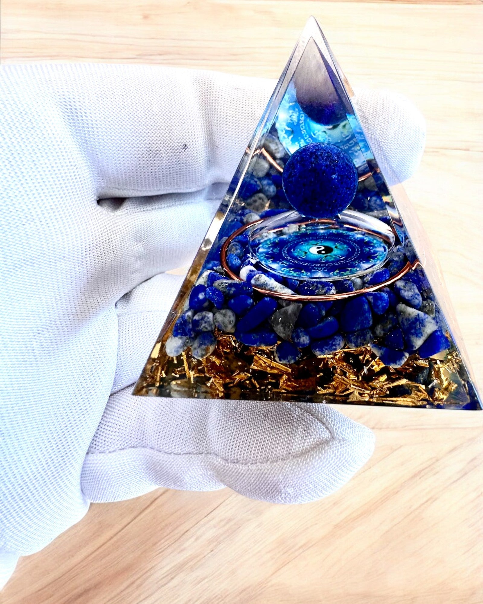 Piramide Energetica orgonite "Zenith" con Lapis Lazuli, ideale come regalo