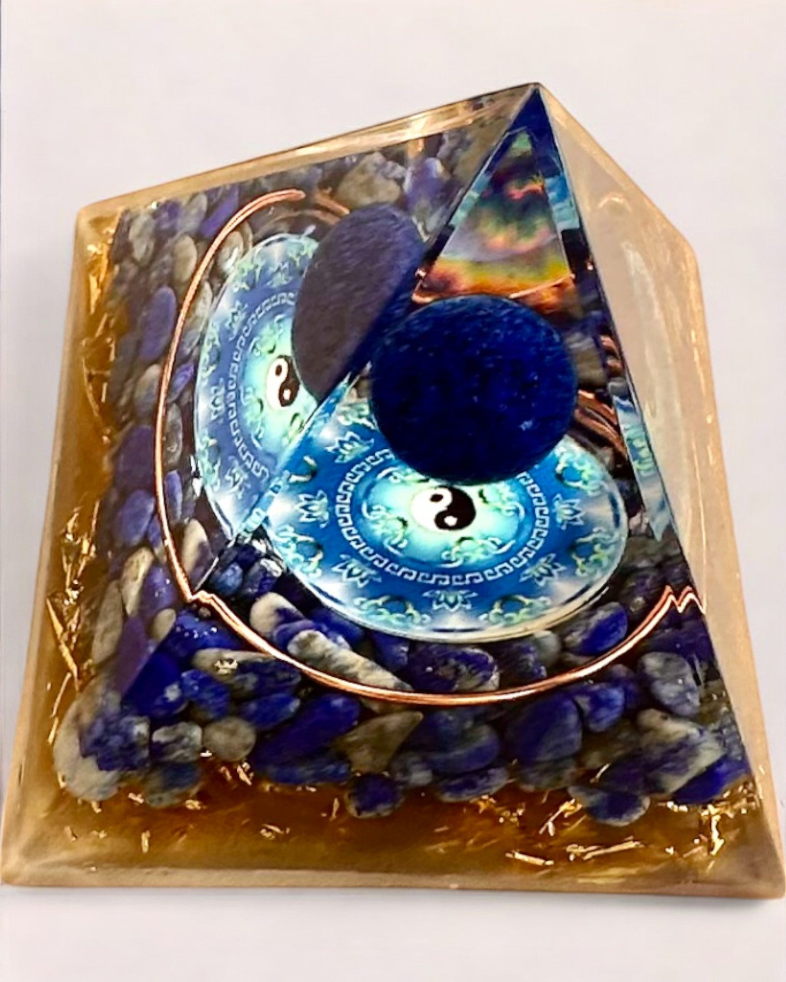 Piramide Energetica orgonite "Zenith" con Lapis Lazuli, ideale come regalo