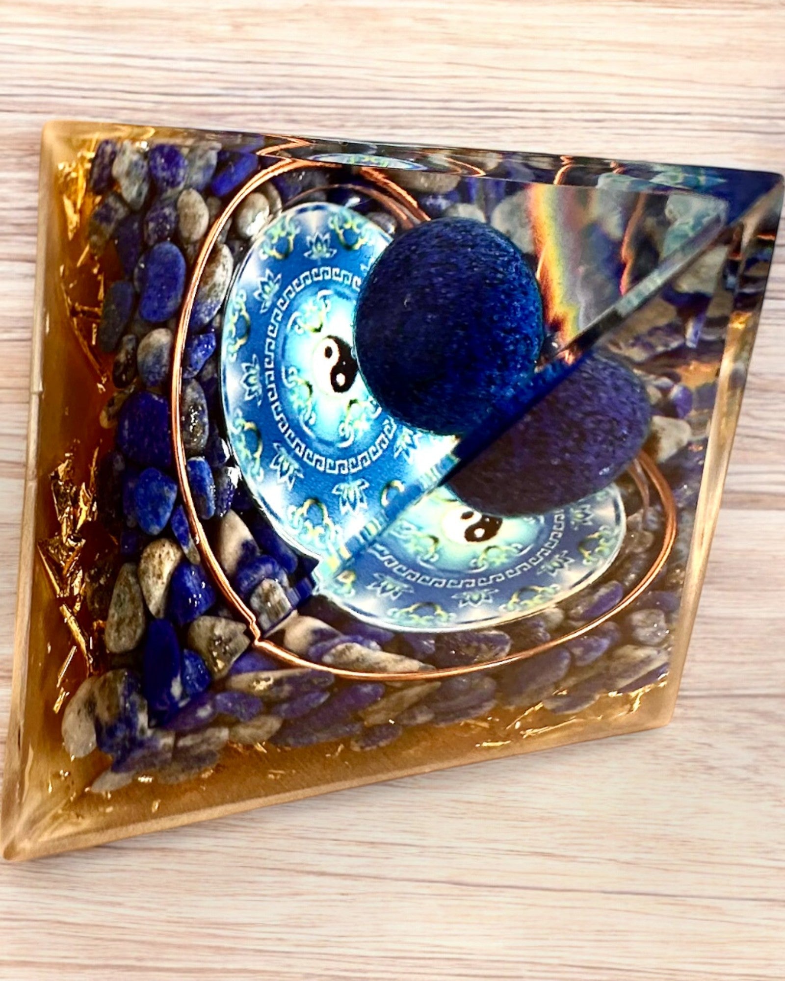 Piramide Energetica orgonite "Zenith" con Lapis Lazuli, ideale come regalo