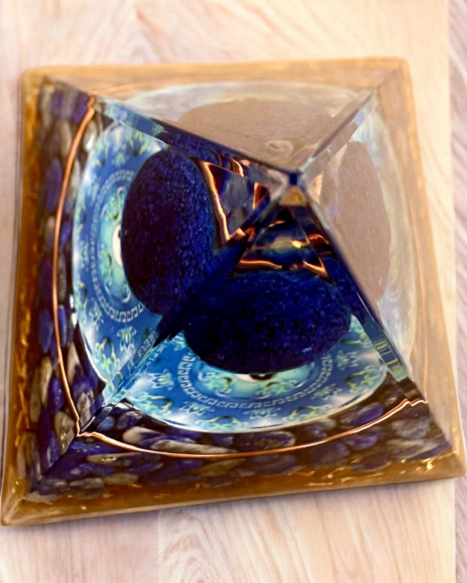Piramide Energetica orgonite "Zenith" con Lapis Lazuli, ideale come regalo