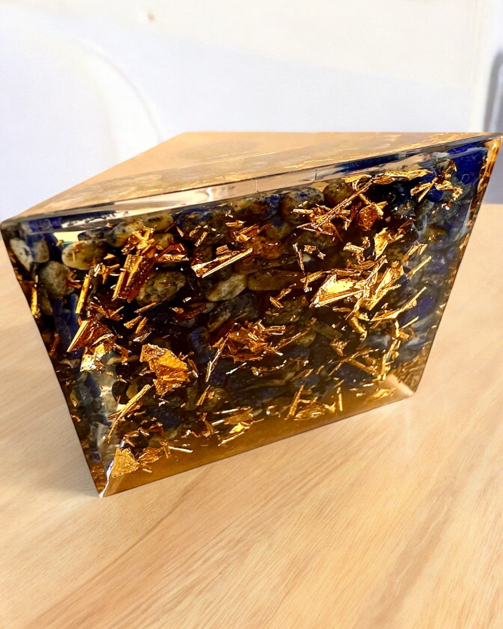 Piramide Energetica orgonite "Zenith" con Lapis Lazuli, ideale come regalo