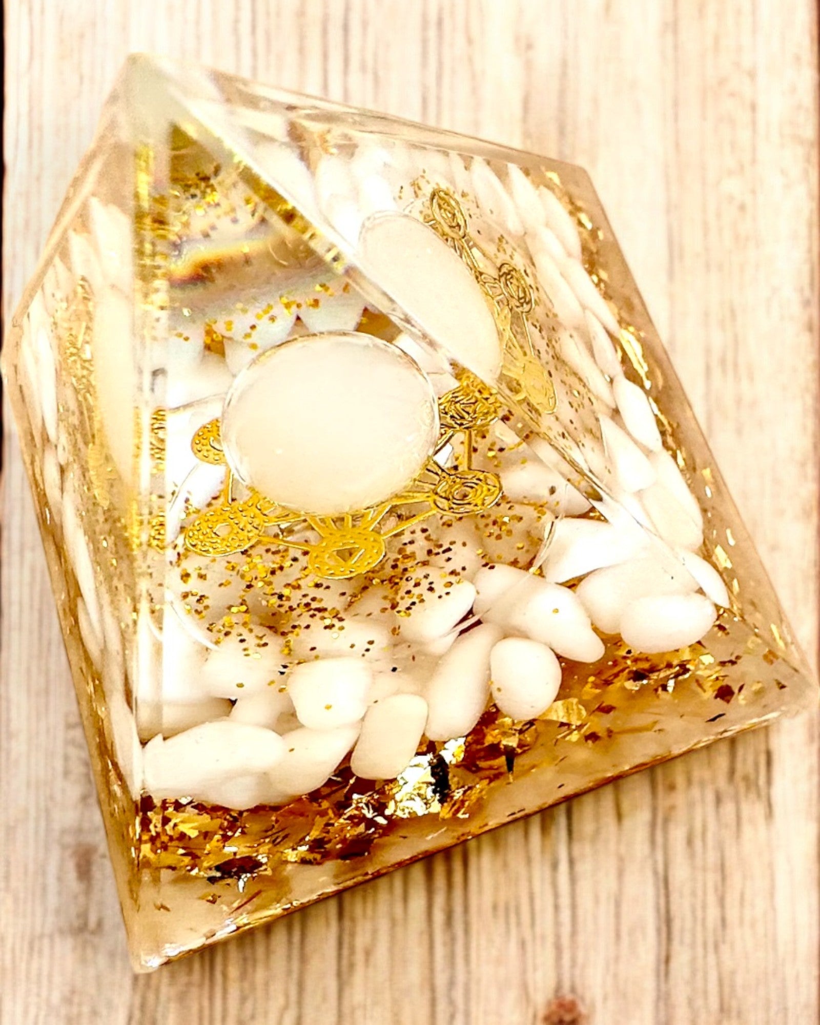 Piramide Energetica orgonica di Energia con Pietre Bianche - "Golden Harmony", ideale come regalo
