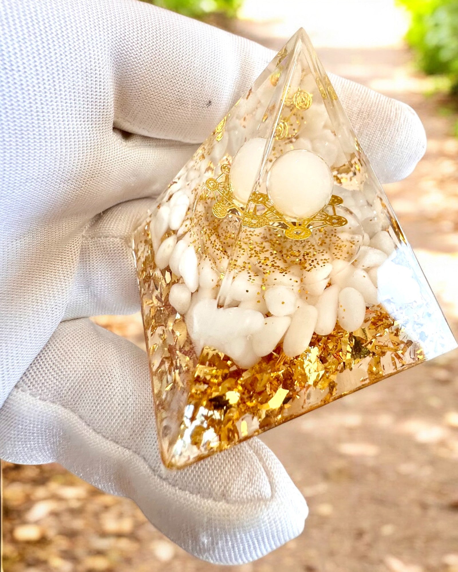 Piramide Energetica orgonica di Energia con Pietre Bianche - "Golden Harmony", ideale come regalo